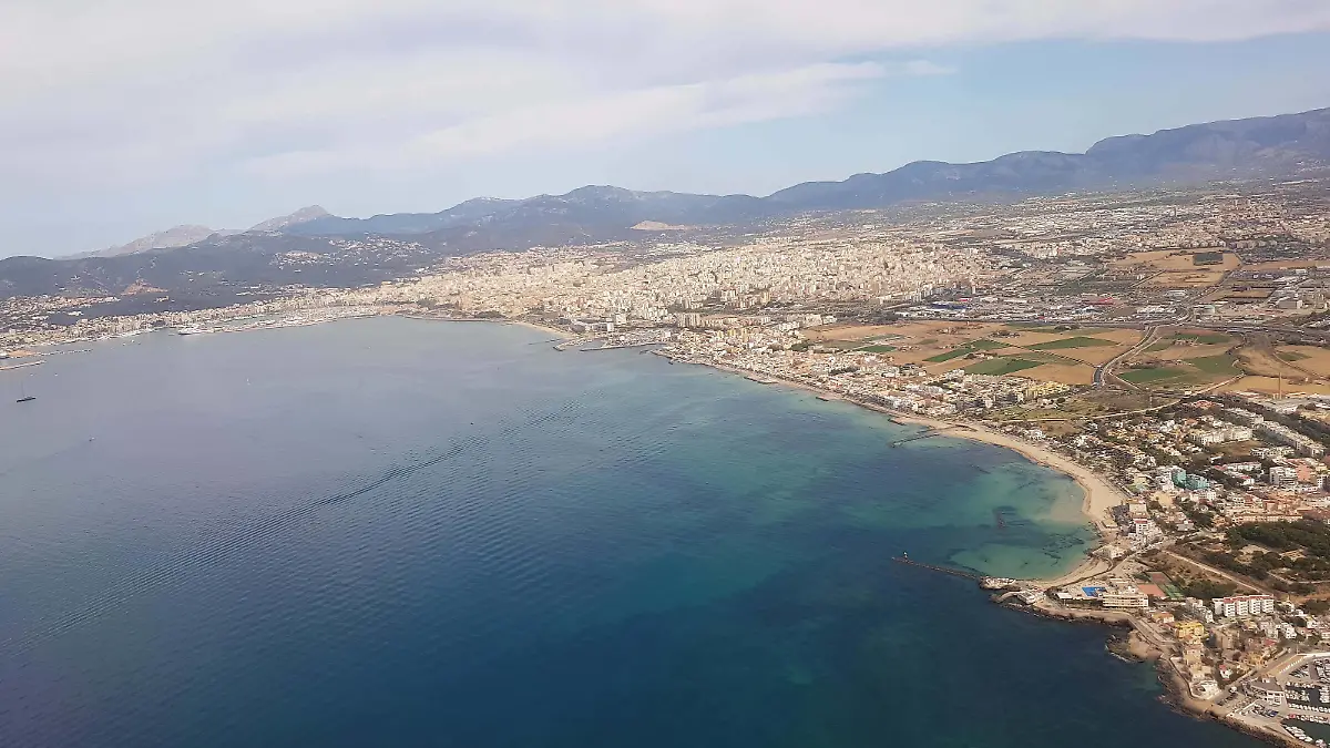 Themenfoto: Reisen, Corona, Mallorca, 22.03.2021 Luftaufnahme der Kueste von Palma aus dem Flugzeug, Themenfoto: Reisen, Corona, Mallorca - *** Theme photo travel, Corona, Majorca, 22 03 2021 Aerial view of the coast of Palma from the plane, theme photo travel, Corona, Majorca Copyright: xAugstx/xEibner-Pressefotox EP_jat
