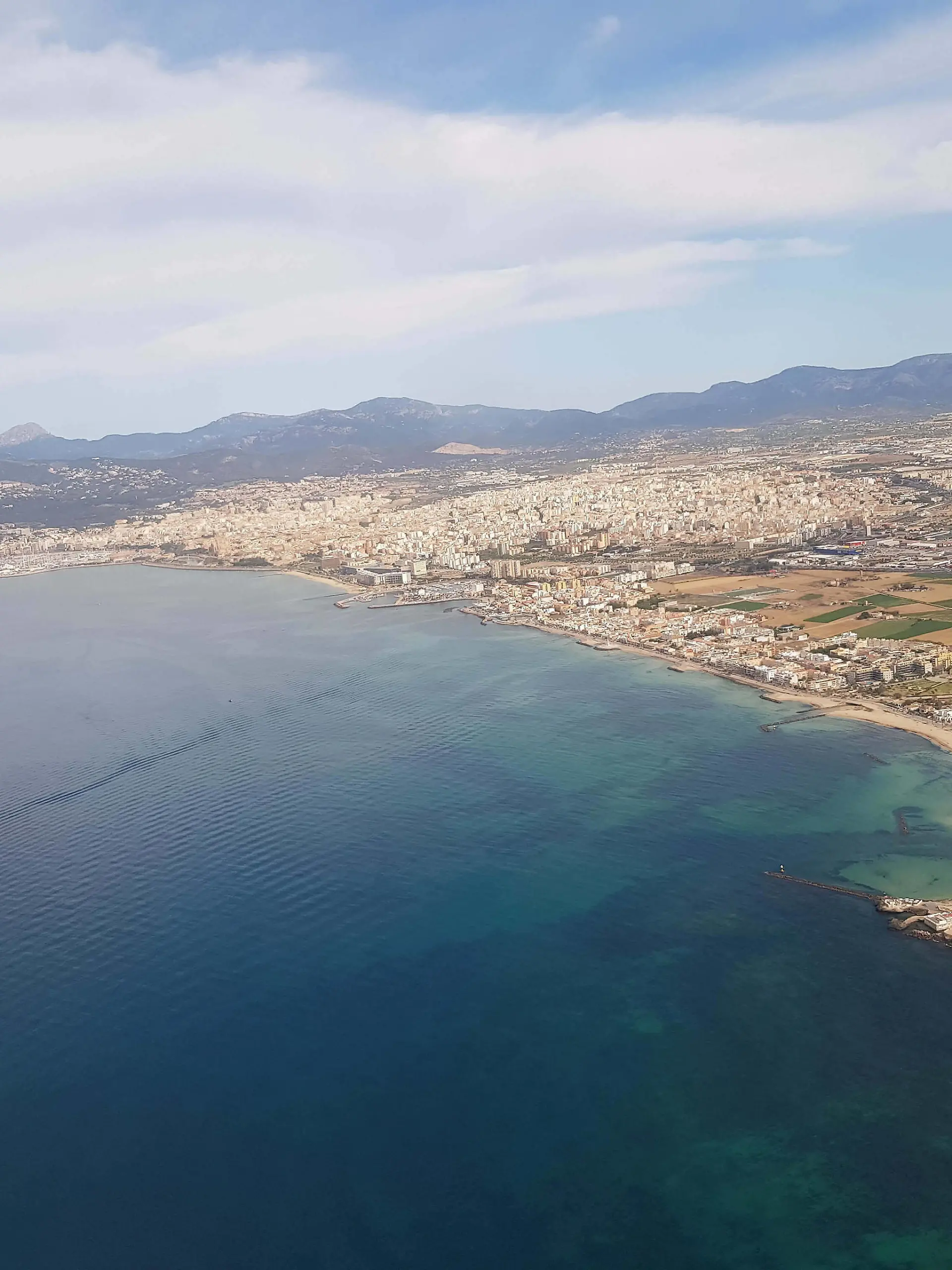  Themenfoto: Reisen, Corona, Mallorca, 22.03.2021 Luftaufnahme der Kueste von Palma aus dem Flugzeug, Themenfoto: Reisen, Corona, Mallorca - *** Theme photo travel, Corona, Majorca, 22 03 2021 Aerial view of the coast of Palma from the plane, theme photo travel, Corona, Majorca Copyright: xAugstx/xEibner-Pressefotox EP_jat