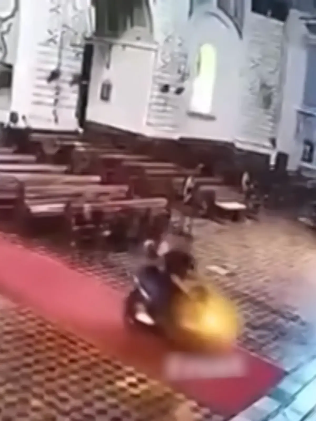 Ein Motorradfahrer parkt sein Gefährt vor dem Altar. 
