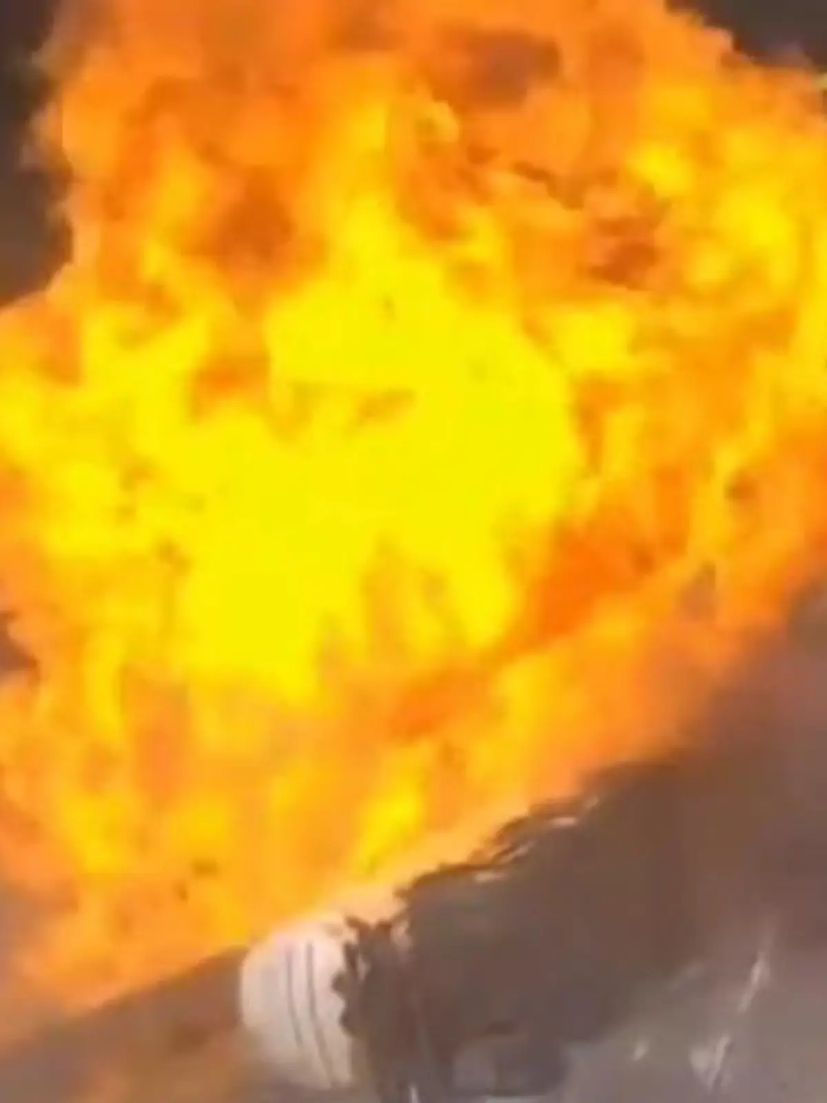 Feuerhölle auf der Autobahn! Ethanol-Lkw explodiert  – 25 weitere Fahrzeuge geraten in Brand