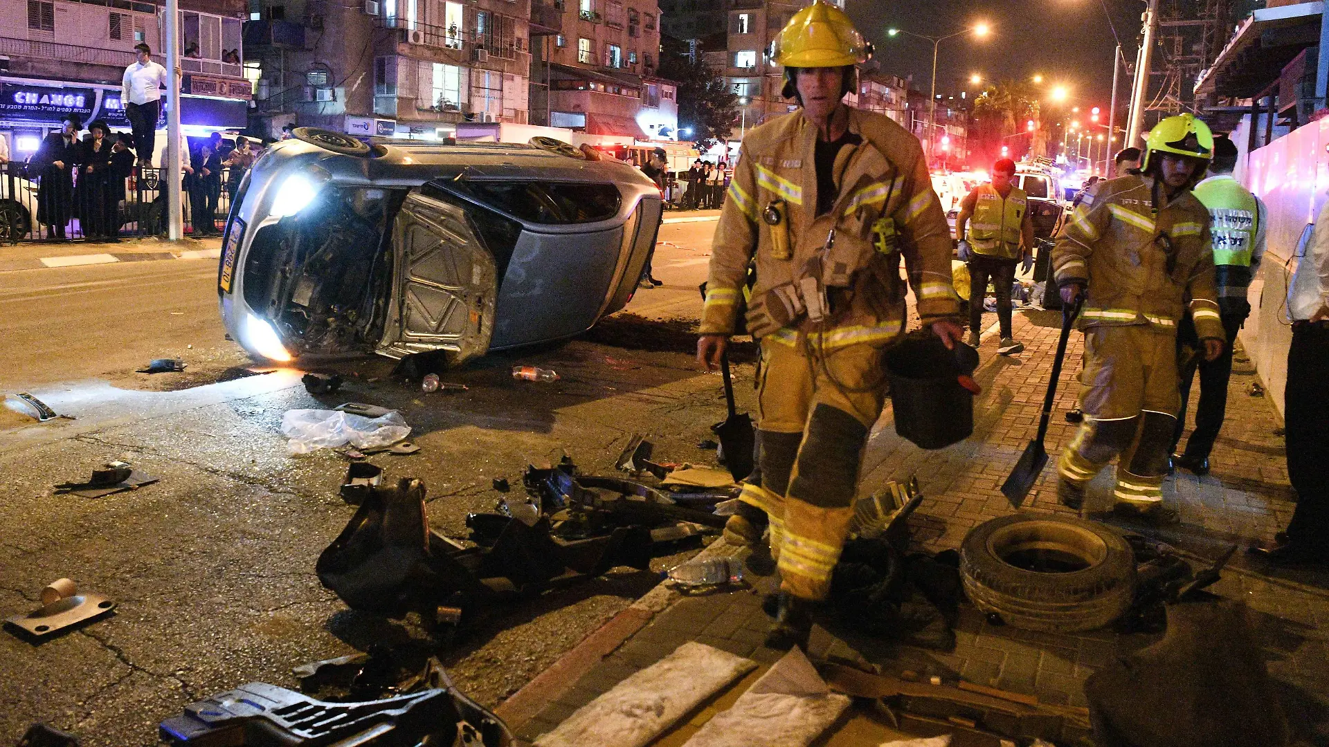 220329 -- BNEI BRAK, March 29, 2022 -- Members of Israeli emergency services work at the scene of a shooting attack in Bnei Brak, a suburb of Tel Aviv, Israel, on March 29, 2022. A Palestinian gunman opened fire at passersby and vehicles outside the Israeli city Tel Aviv late Tuesday, killing five people in the third shooting or knife attack in a week, prompting the police to raise its alert level nationwide to the highest possible. via Xinhua ISRAEL-BNEI BRAK-SHOOTING ATTACK JINI PUBLICATIONxNOTxINxCHN