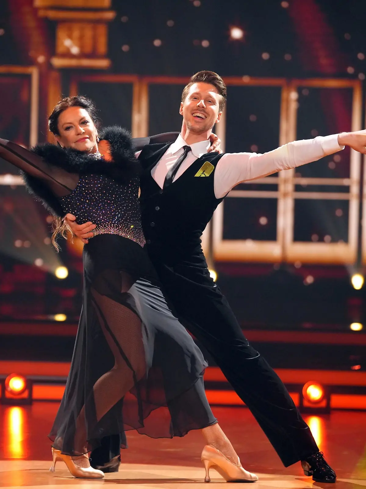 Christine Neubauer und Valentin Lusin tanzen Langsamer Walzer.
