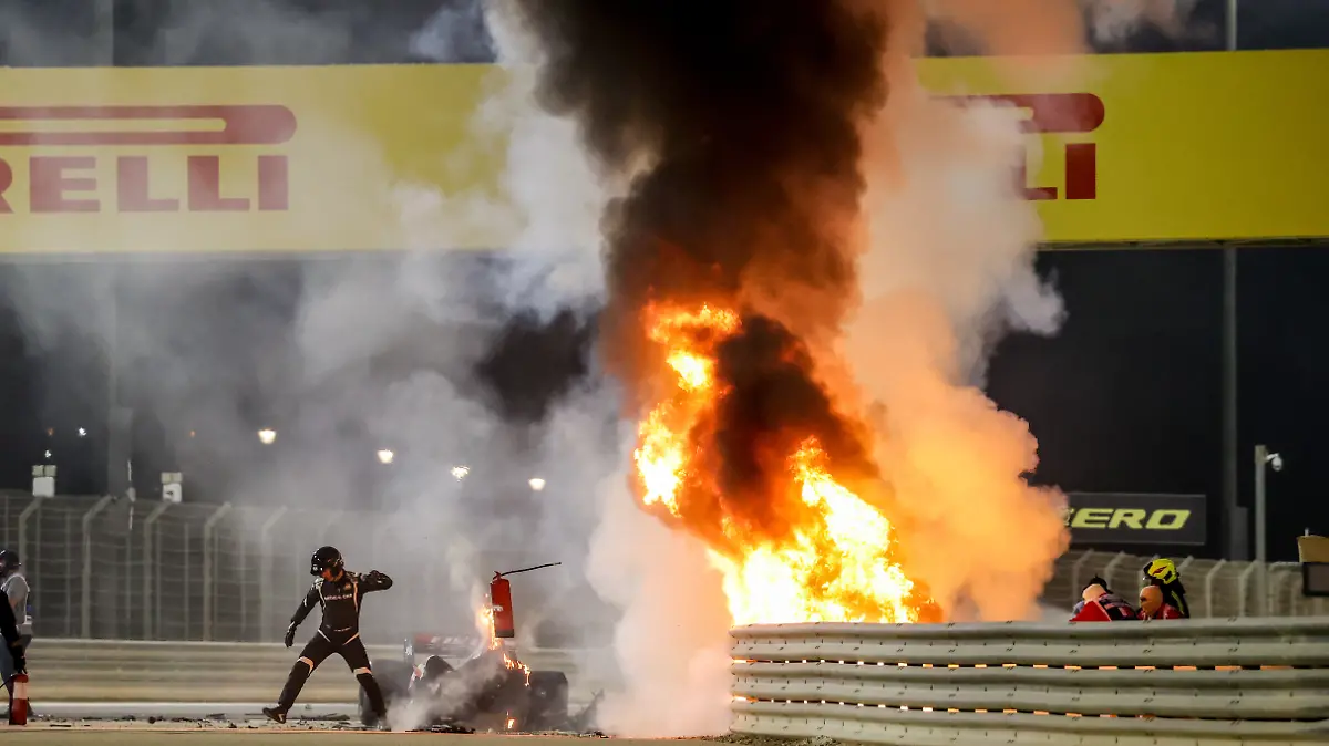 Nach einem Horror-Crash ist der Haas von Romain Grosjean ein Feuerball