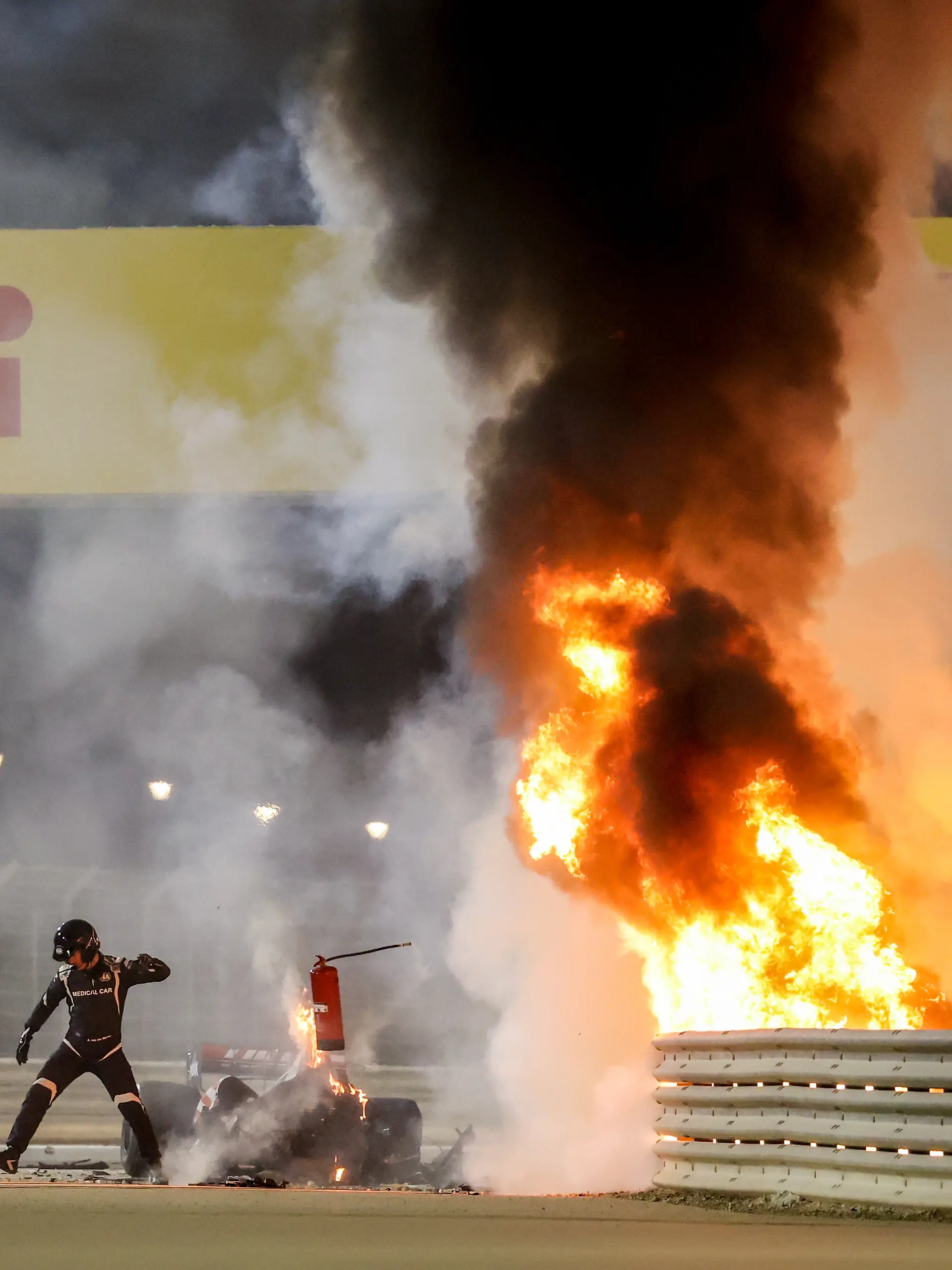 Nach einem Horror-Crash ist der Haas von Romain Grosjean ein Feuerball