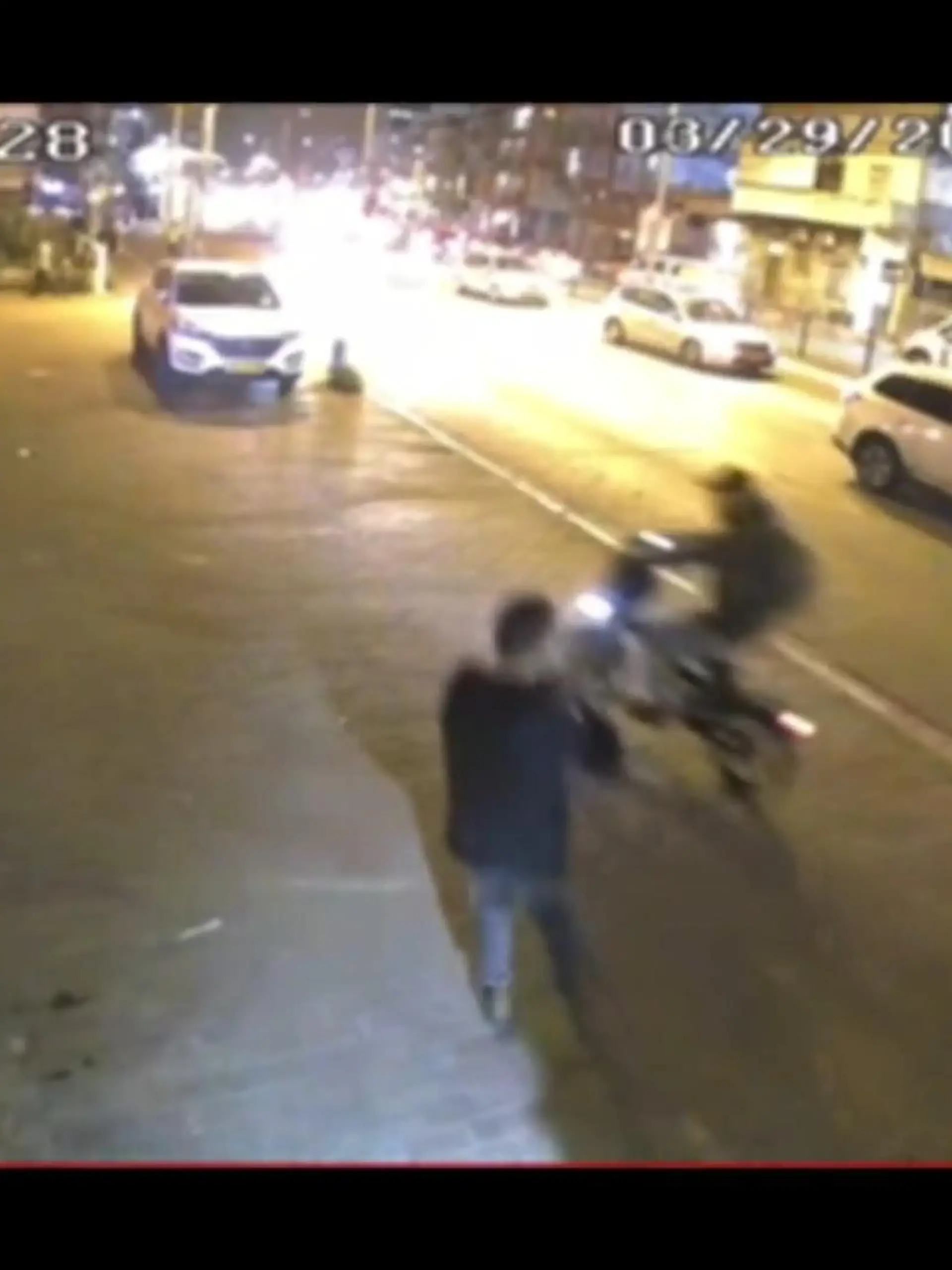 Israel erlebt eine neue Welle der Gewalt. Am Mittwochabend schoss ein palästinensischer Angreifer in der Nähe von Tel Aviv gezielt auf Passanten und tötete fünf Menschen. Er wurde daraufhin von der Polizei erschossen. Es war bereits der dritte Anschlag innerhalb einer Woche in Israel, elf Israelis starben. Überwachungskameras haben gefilmt, wie der Täter mit einer Waffe durch die Straßen von Bnei Brak läuft.