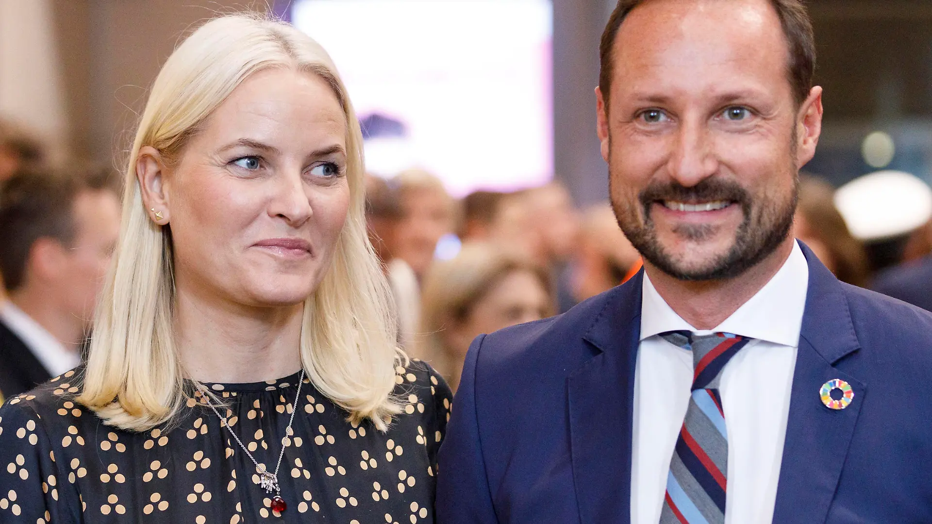Kronprinzessin Mette-Marit und Kronprinz Haakon von Norwegen beim Besuch des norwegischen Kronprinzenpaares in der Buchhandlung Ludwig im Kölner Hauptbahnhof. Köln, 14.10.2019 Crown Princess Mette Marit and Crown Prince Haakon of Norway during the visit of the Norwegian Crown Prince and Crown Princess to the Ludwig bookshop in Cologne Central Station, Cologne, 14 10 2019 Foto:xC.xHardtx/xFuturexImage