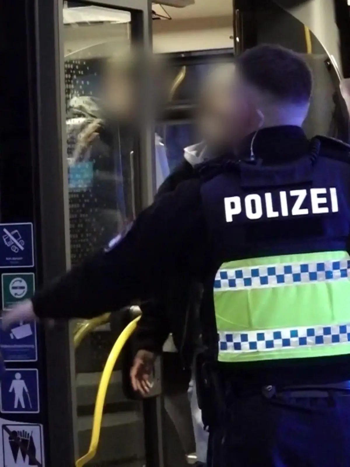 Bild zu: "Fünfköpfige Jugendgruppe zückt Pistole in vollbesetztem Bus"