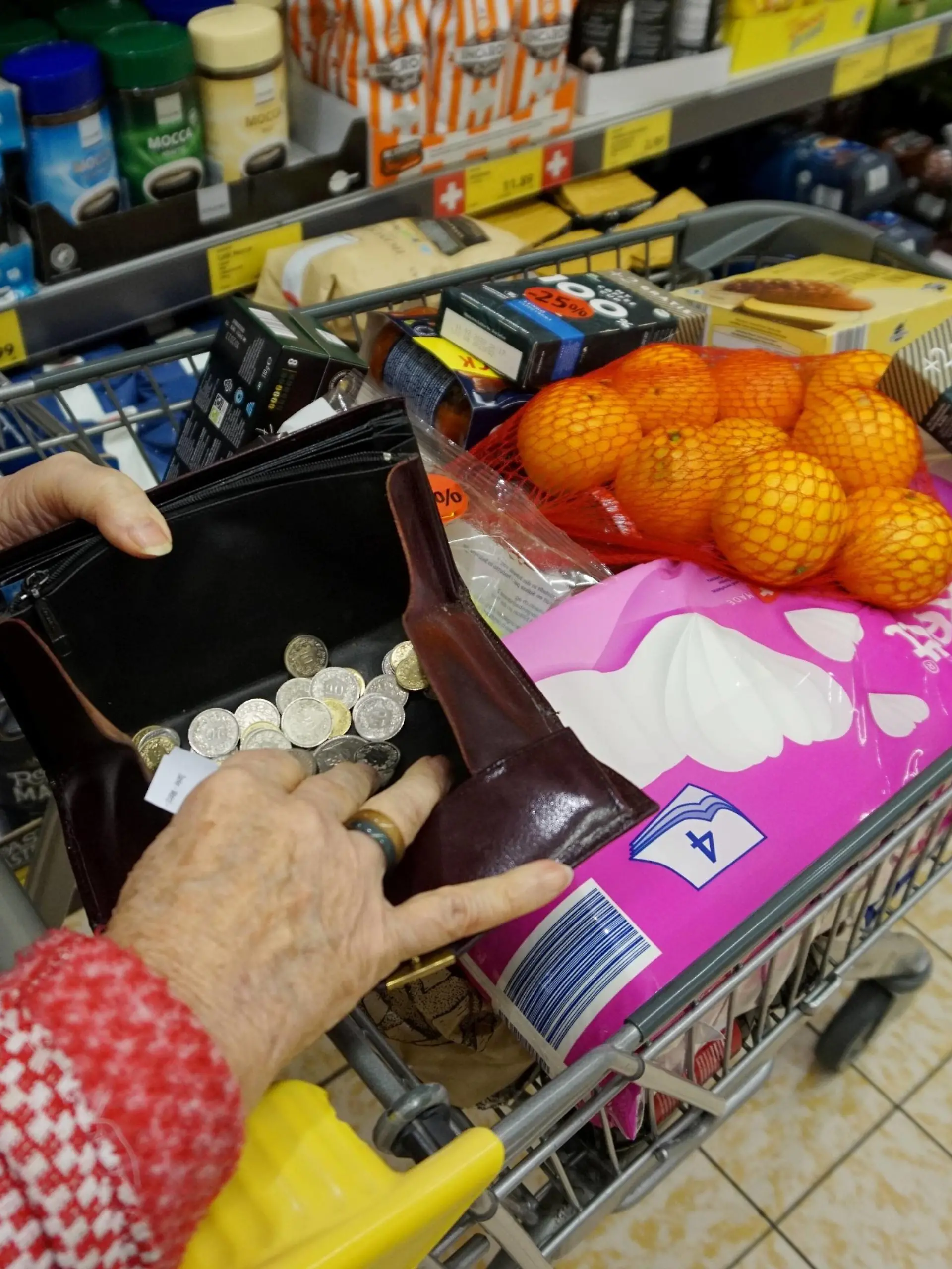 Foto Manuel Geisser 11.02.2022 Konsum Einkaufen ,Detailhandel Corona . Bild : Einkauf beim Discounter .Seniorin mit wenig Geld in der Geldboerse *** Photo Manuel Geisser 11 02 2022 consumption shopping ,retail corona image shopping at discount store senior woman with little money in purse 