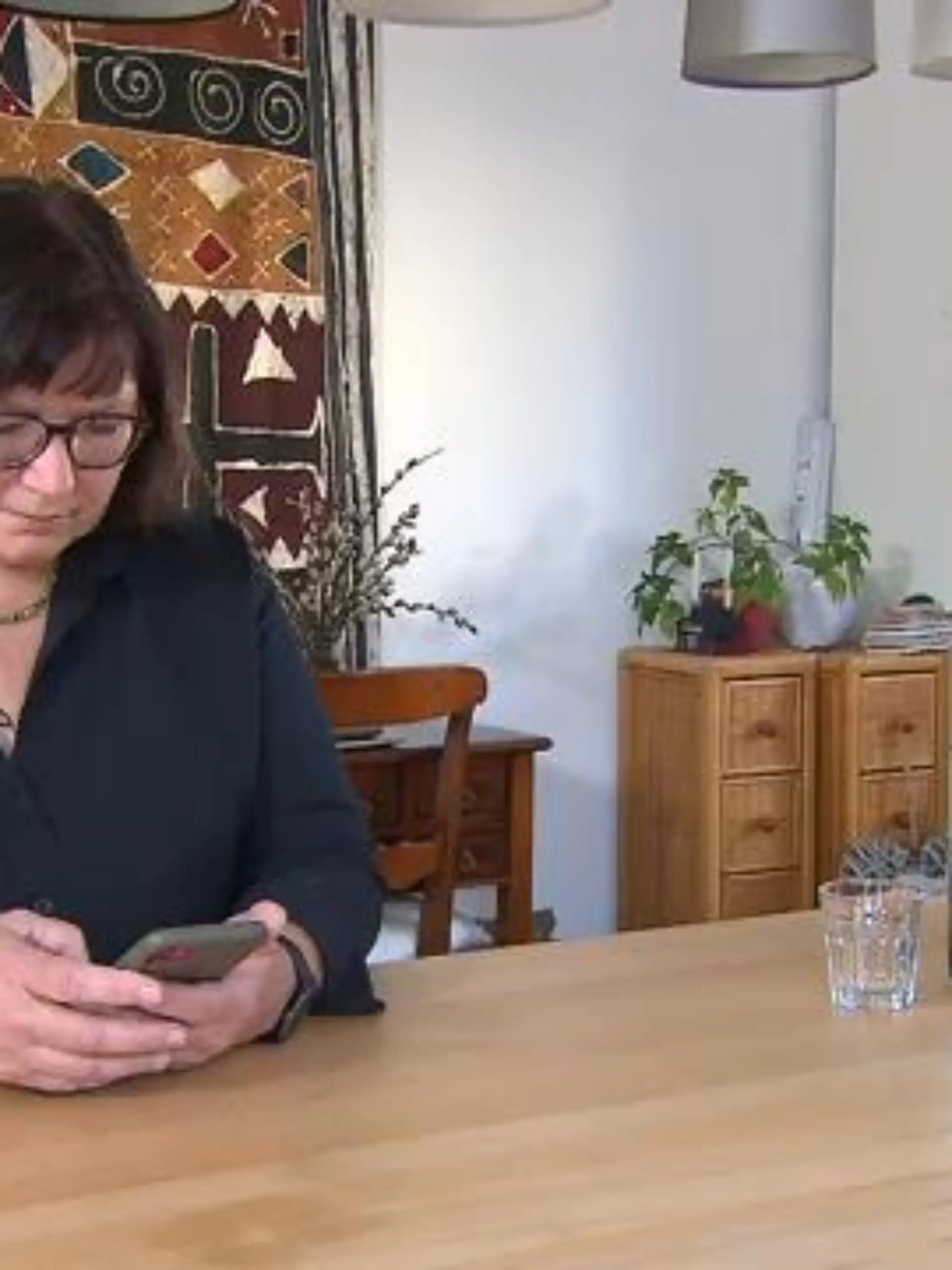 Betrüger machten sich an Stefanies Ersparnisse ran – mit einem perfiden Trick verschafften sie sich Zugriff auf ihr Konto und verkauften ihre Wertpapiere.

Wer vermehrt auf Ebay Kleinanzeigen unterwegs ist, der muss nicht nur starke Nerven haben, sondern mittlerweile auch extrem vorsichtig sein. Eine neue Betrugsmasche hat sich mittlerweile etabliert, mit der sich Verbrecher Zugang zu privaten Bankkonten verschaffen. Stefanie Rosenthal aus dem hessischen Eschborn hat uns ihre Geschichte erzählt: Betrüger verkauften ihre Wertpapiere und bereicherten sich an ihren Mieteinnahmen – die ganze Geschichte gibt´s im Video!