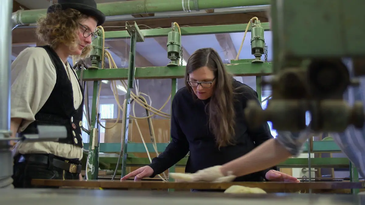 Johanna Röh legt Hand an in ihrer Tischlerei.