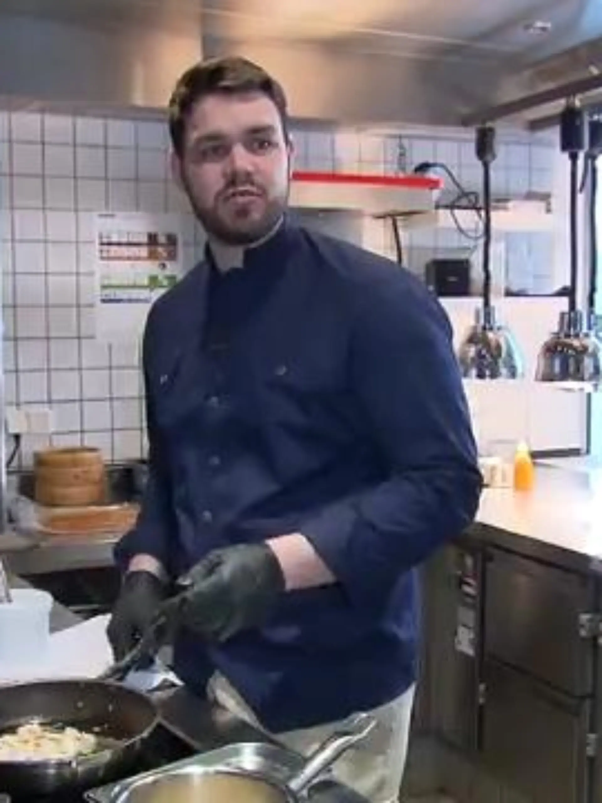 Während sich so manch einer in seinem Alter noch von Mutti bekochen lässt, steht der 24-jährige Martin Weghofer selbst am Herd. Für seine Gäste – und das jetzt auch mit Auszeichnung: Für seine Fine Dining-Kreationen im Frankfurter Main Tower-Restaurant haben ihn die Tester des Guide Michelin geadelt. Mehr zu seinen ausgezeichneten Kreationen und warum die gehobene Küche aber nicht das Endziel für den jungen Chefkoch ist – im Video!