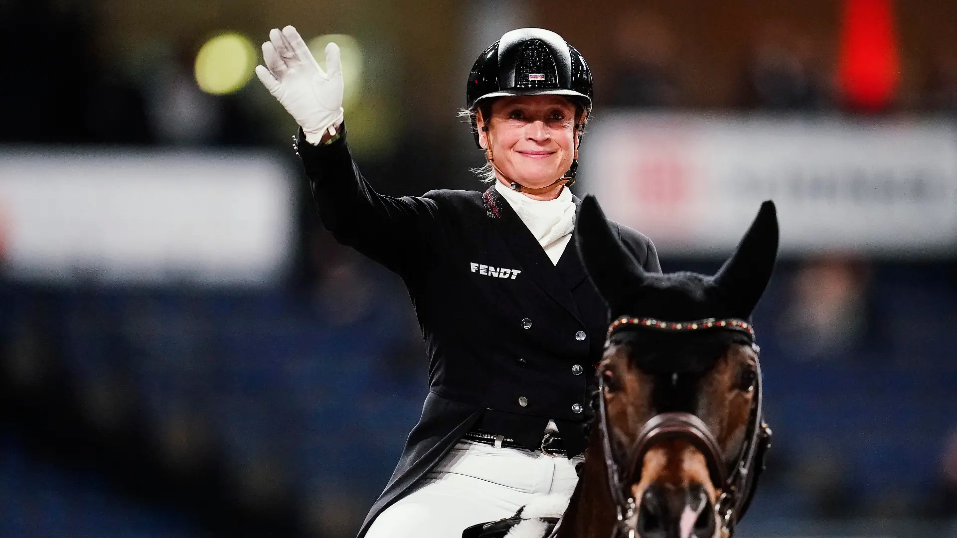 ARCHIV - 11.11.2022, Baden-Württemberg, Stuttgart: Pferdesport, Dressur: Weltcup, Grand Prix. Die deutsche Dressurreiterin Isabell Werth auf dem Pferd Quantaz winkt. Werth gewinnt Grand Prix beim Wiesbadener Pfingstturnier. (zu dpa: «Favoritin Isabell Werth gewinnt Grand Prix in Wiesbaden») Foto: Uwe Anspach/dpa +++ dpa-Bildfunk +++