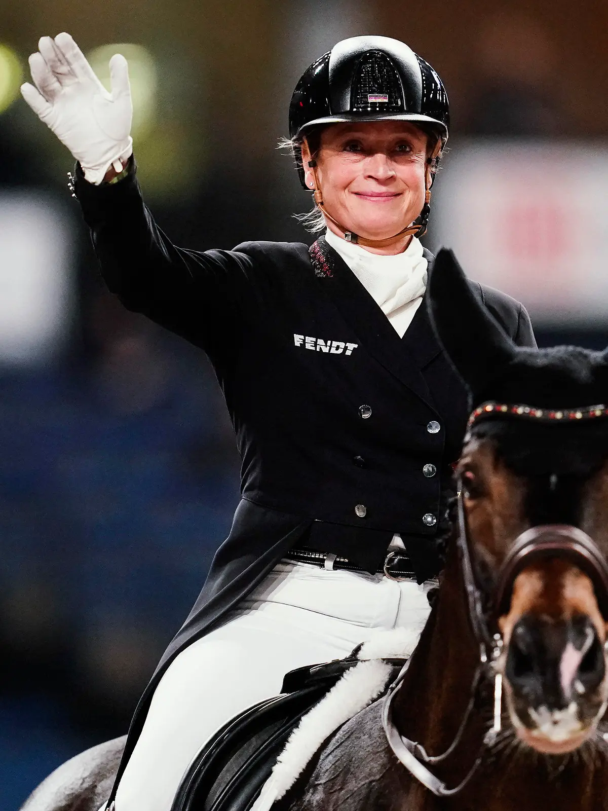 ARCHIV - 11.11.2022, Baden-Württemberg, Stuttgart: Pferdesport, Dressur: Weltcup, Grand Prix. Die deutsche Dressurreiterin Isabell Werth auf dem Pferd Quantaz winkt. Werth gewinnt Grand Prix beim Wiesbadener Pfingstturnier.  (zu dpa: «Favoritin Isabell Werth gewinnt Grand Prix in Wiesbaden») Foto: Uwe Anspach/dpa +++ dpa-Bildfunk +++