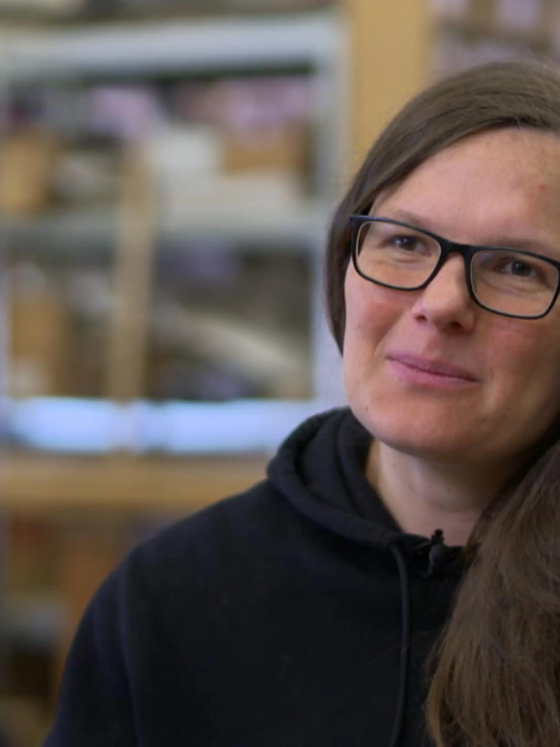 Johanna Röh ist Chefin einer Tischlerei und schwanger. Wäre sie angestellt, würde sie ein bezahltes Beschäftigungsverbot bekommen.
Doch die 34-Jährige steht stattdessen jeden Tag in ihrem Betrieb. Sie kann bei den Arbeiten nur zuschauen, zum Wohl ihres ungeborenen Kindes.