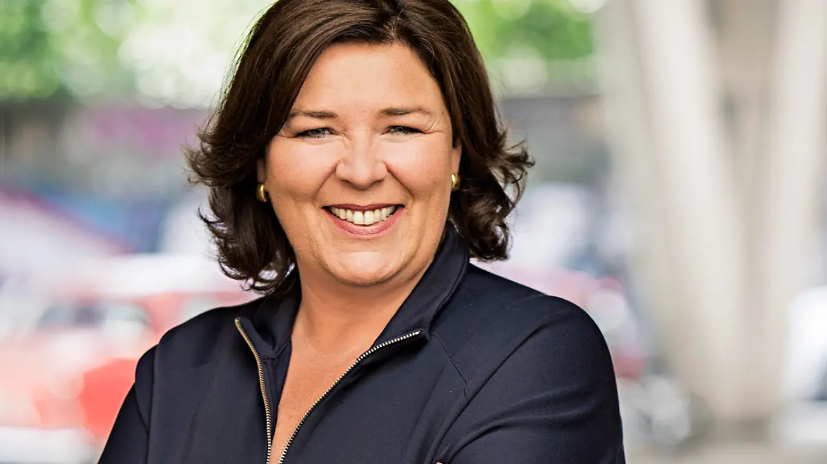 Moderatorin Vera Int-Veen ist wieder als leidenschaftliche Liebesbotin unterwegs. Sie überbringt den einsamen Herzen Post von interessierten Damen und Herren, die die Nesthocker gern persönlich kennenlernen möchten. Wird sie für ihre Schützlinge endlich den passenden Deckel finden?