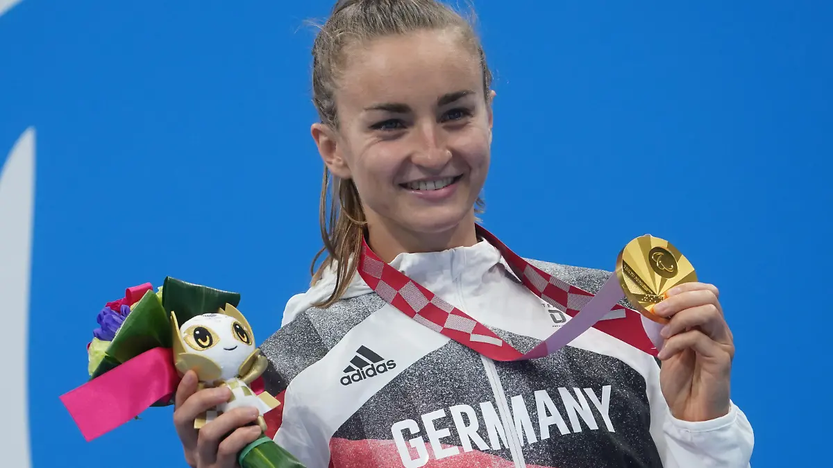 Paralympics: Para-Schwimmen, Frauen, Siegerehrung , 100 m Brust, im Tokyo Aquatics Centre. Elena Krawzow (Deutschland) jubelt über ihre Goldmedaille.