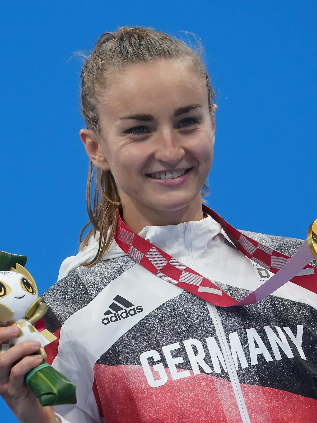 Paralympics: Para-Schwimmen, Frauen, Siegerehrung , 100 m Brust, im Tokyo Aquatics Centre. Elena Krawzow (Deutschland) jubelt über ihre Goldmedaille.