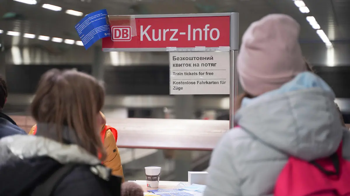 ARCHIV - 14.03.2022, Berlin: Kostenlose Bahntickets erhalten ukrainische Flüchtlinge an einer Anlaufstelle der Deutschen Bahn im Hauptbahnhof. Die Deutsche Bahn will Geflüchtete aus der Ukraine bei der Arbeitsplatzsuche unterstützen und schafft Angebote zur Berufsberatung sowie Sprachkurse. (zu dpa «Bahn startet Berufsberatung für Geflüchtete aus der Ukraine») Foto: Joerg Carstensen/dpa +++ dpa-Bildfunk +++