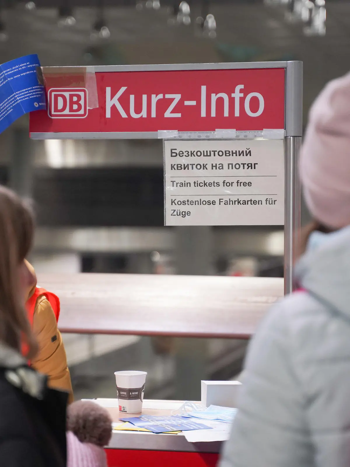 ARCHIV - 14.03.2022, Berlin: Kostenlose Bahntickets erhalten ukrainische Flüchtlinge an einer Anlaufstelle der Deutschen Bahn im Hauptbahnhof. Die Deutsche Bahn will Geflüchtete aus der Ukraine bei der Arbeitsplatzsuche unterstützen und schafft Angebote zur Berufsberatung sowie Sprachkurse. (zu dpa «Bahn startet Berufsberatung für Geflüchtete aus der Ukraine») Foto: Joerg Carstensen/dpa +++ dpa-Bildfunk +++