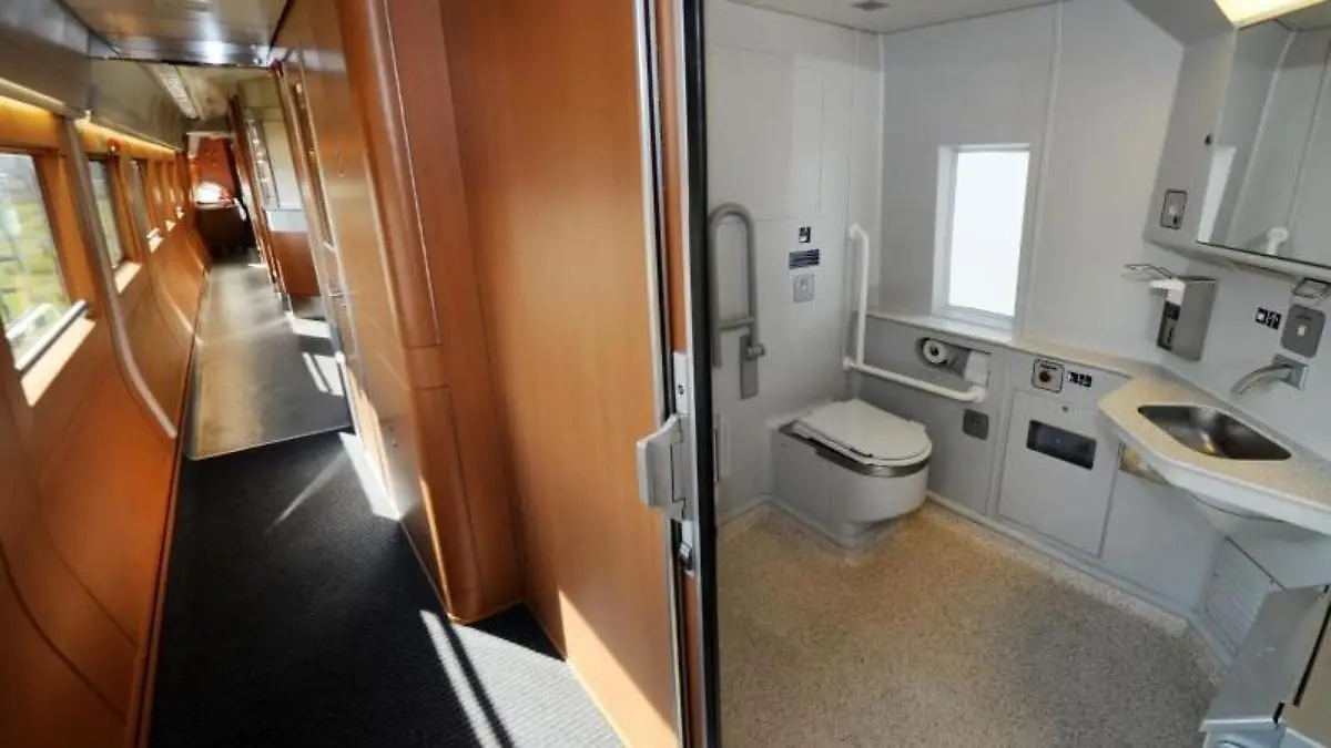 Die Toilette in einem Zug vom Typ ICE. Foto: Tim Brakemeier/Archiv