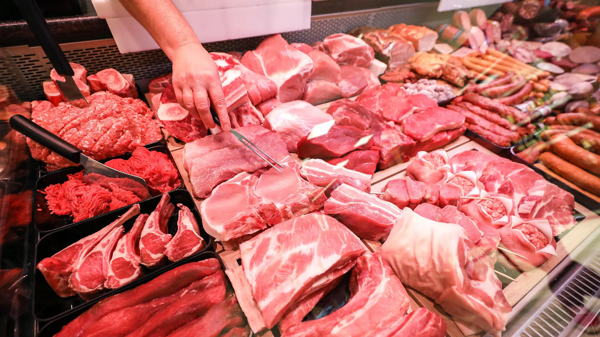 ARCHIV - 15.11.2019, Sachsen, Leipzig: Schweinefleisch und Rindfleisch liegen in einer Fleischtheke in einem Supermarkt. Unter dem Druck erneuter großer Corona-Ausbrüche in der Schlachtindustrie kommt jetzt aber Bewegung in das Ringen um bessere Bedingungen - auch in den Ställen und gegen einen Dauer-Preiskampf im Supermarkt. «Fleisch ist zu billig», sagte Bundesagrarministerin Klöckner (CDU) am Samstag (20.06.2020) der Deutschen Presse-Agentur. Foto: Jan Woitas/dpa-Zentralbild/dpa +++ dpa-Bildfunk +++