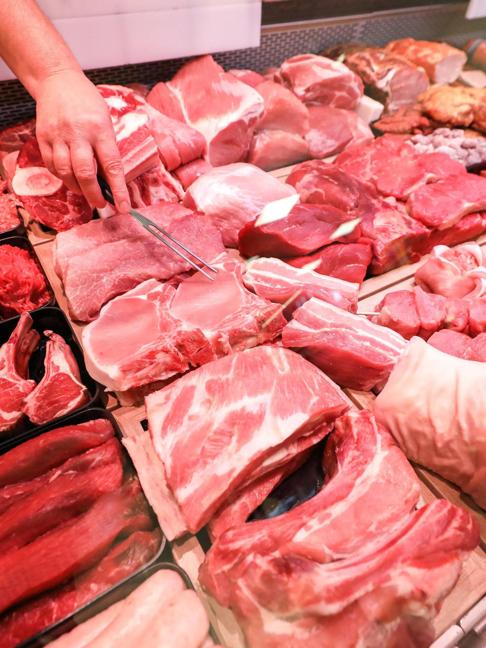 ARCHIV - 15.11.2019, Sachsen, Leipzig: Schweinefleisch und Rindfleisch liegen in einer Fleischtheke in einem Supermarkt. Unter dem Druck erneuter großer Corona-Ausbrüche in der Schlachtindustrie kommt jetzt aber Bewegung in das Ringen um bessere Bedingungen - auch in den Ställen und gegen einen Dauer-Preiskampf im Supermarkt. «Fleisch ist zu billig», sagte Bundesagrarministerin Klöckner (CDU) am Samstag (20.06.2020) der Deutschen Presse-Agentur. Foto: Jan Woitas/dpa-Zentralbild/dpa +++ dpa-Bildfunk +++