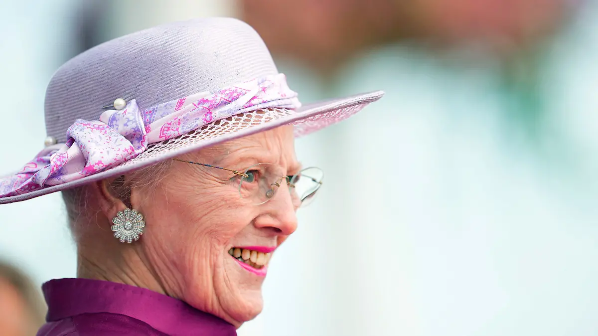 15.06.2023, Dänemark, Kopenhagen: Königin Margrethe von Dänemark lächelt, während sie auf die Ankunft des norwegischen Königpaars im Restaurant Toldbolden im Hafen von Kopenhagen wartet. Das norwegische Königspaar wird aus Kopenhagen weiter nach Aarhus weiterreisen. Auch einige norwegische Ministerinnen und Minister begleiten die Reise. Foto: Mads Claus Rasmussen/Ritzau Scanpix Foto/AP/dpa +++ dpa-Bildfunk +++