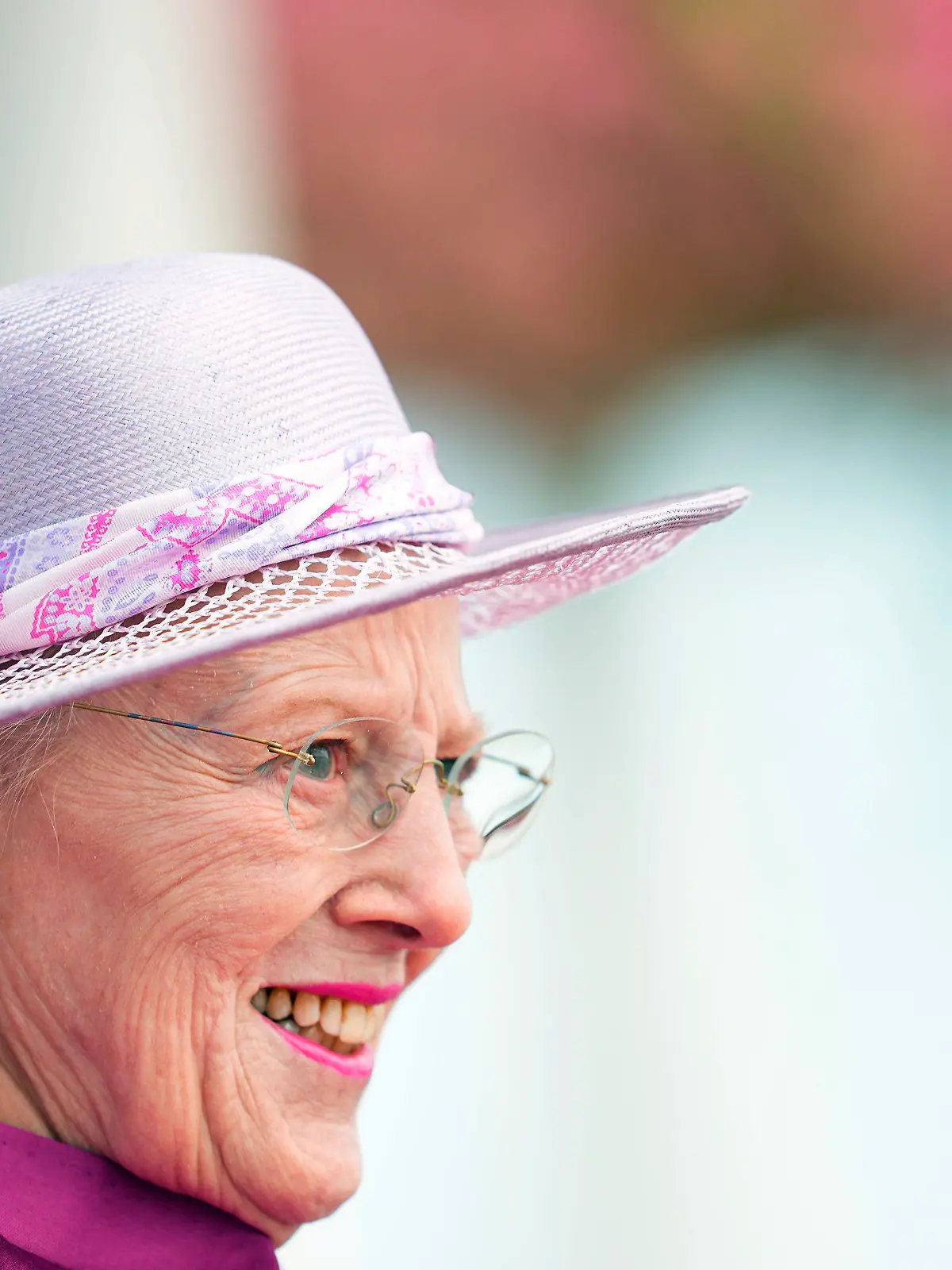 15.06.2023, Dänemark, Kopenhagen: Königin Margrethe von Dänemark lächelt, während sie auf die Ankunft des norwegischen Königpaars im Restaurant Toldbolden im Hafen von Kopenhagen wartet. Das norwegische Königspaar wird aus Kopenhagen weiter nach Aarhus weiterreisen. Auch einige norwegische Ministerinnen und Minister begleiten die Reise. Foto: Mads Claus Rasmussen/Ritzau Scanpix Foto/AP/dpa +++ dpa-Bildfunk +++