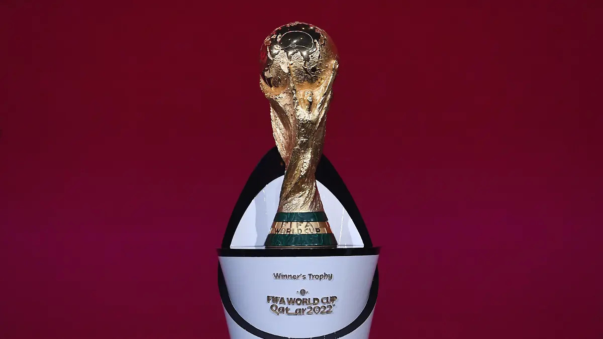 Fussball International 07.12.2020 UEFA-Vorrundenauslosung fuer die FIFA Fussball-Weltmeisterschaft Katar 2022 im Hallenstadion in Zuerich, WM Pokal *** Football International 07 12 2020 UEFA Preliminary Draw for the FIFA World Cup Qatar 2022 at the Hallenstadion in Zurich, World Cup