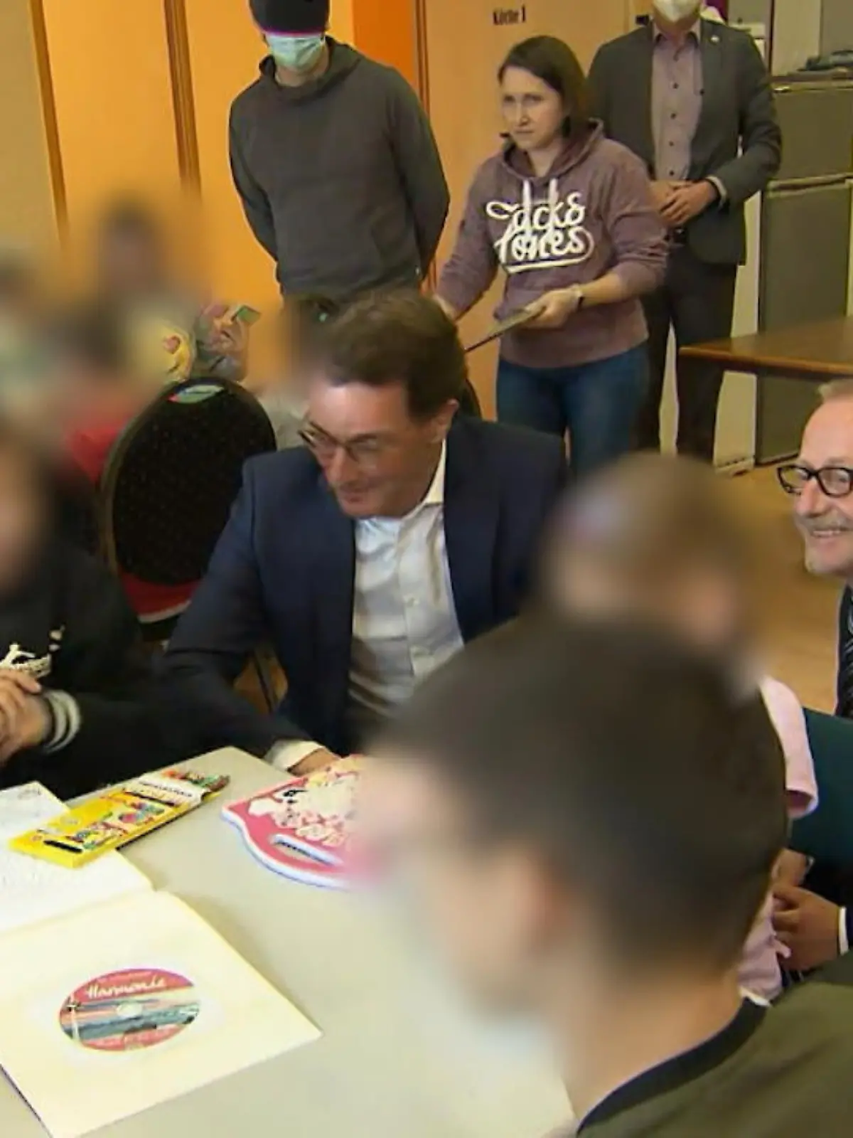 Bild zu: "Wüst bei Waisenkindern"