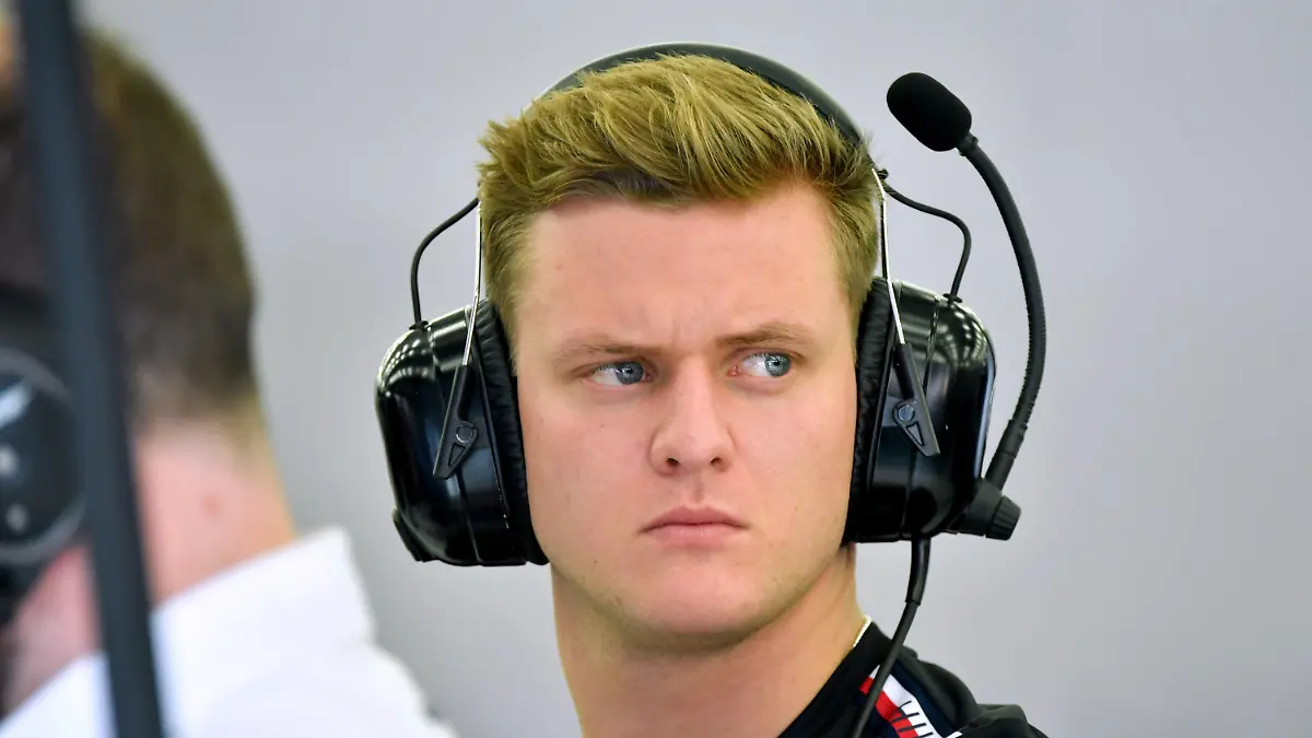 ARCHIV - 23.02.2023, Bahrain, Sakhir: Motorsport: Formel-1-Testfahrten in Bahrain. Testfahrer Mick Schumacher aus Deutschland vom Team Mercedes in der Box. Ein schneller Wechsel zu Alpha Tauri als Ersatz für Nyck de Vries scheint für den 24-Jährigen ausgeschlossen. (zu dpa: «Möglicher Fahrertausch: Schumacher ohne Chance bei Alpha Tauri») Foto: Hasan Bratic/dpa +++ dpa-Bildfunk +++