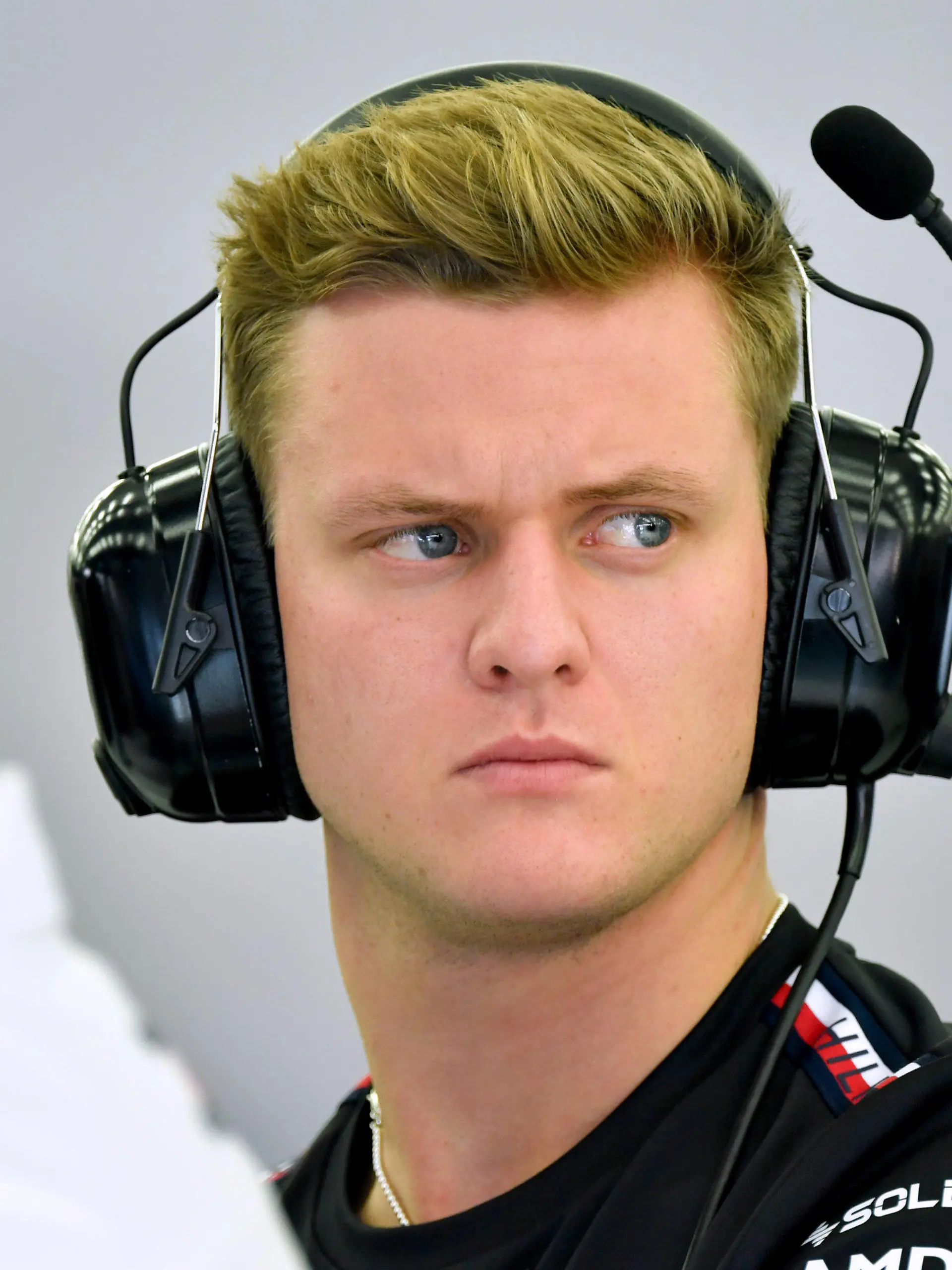 ARCHIV - 23.02.2023, Bahrain, Sakhir: Motorsport: Formel-1-Testfahrten in Bahrain. Testfahrer Mick Schumacher aus Deutschland vom Team Mercedes in der Box. Ein schneller Wechsel zu Alpha Tauri als Ersatz für Nyck de Vries scheint für den 24-Jährigen ausgeschlossen. (zu dpa: «Möglicher Fahrertausch: Schumacher ohne Chance bei Alpha Tauri») Foto: Hasan Bratic/dpa +++ dpa-Bildfunk +++