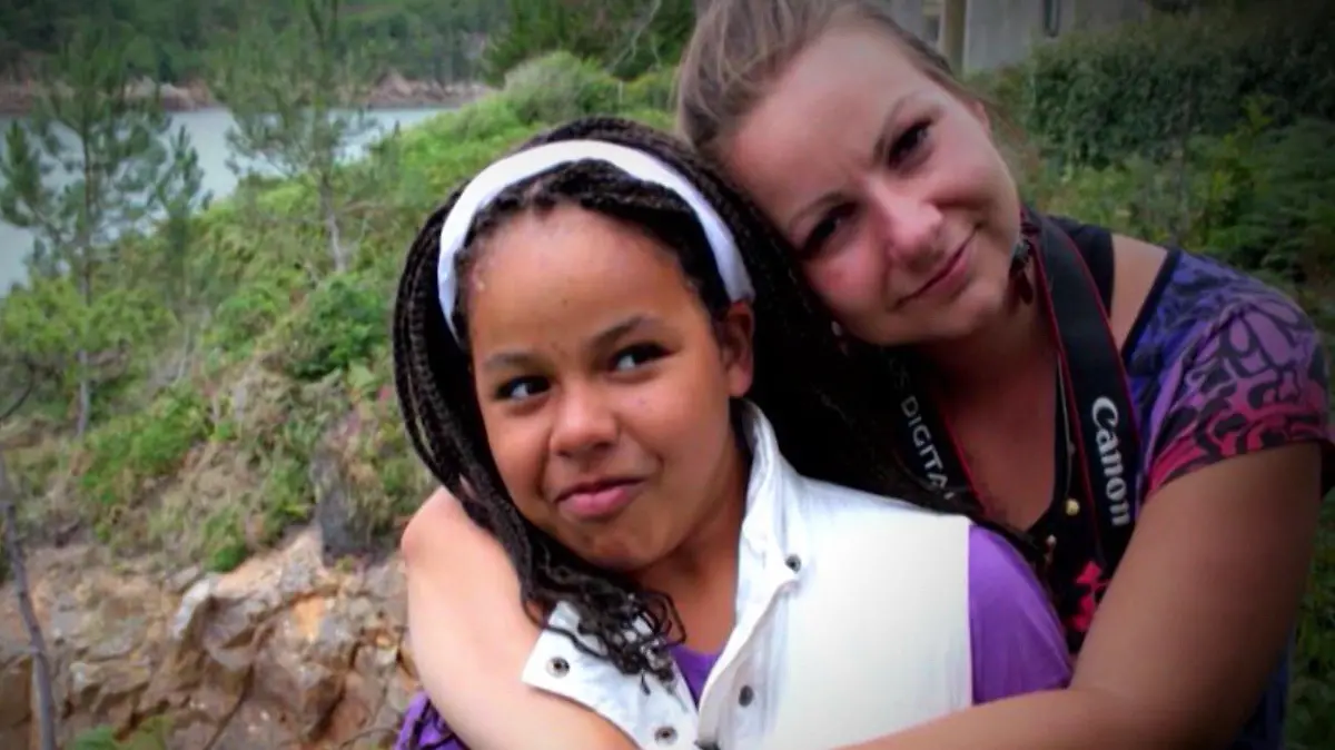 Claudia Walker und Tochter Amber, die 2013 in einem Freizeitpark ums Leben kam.