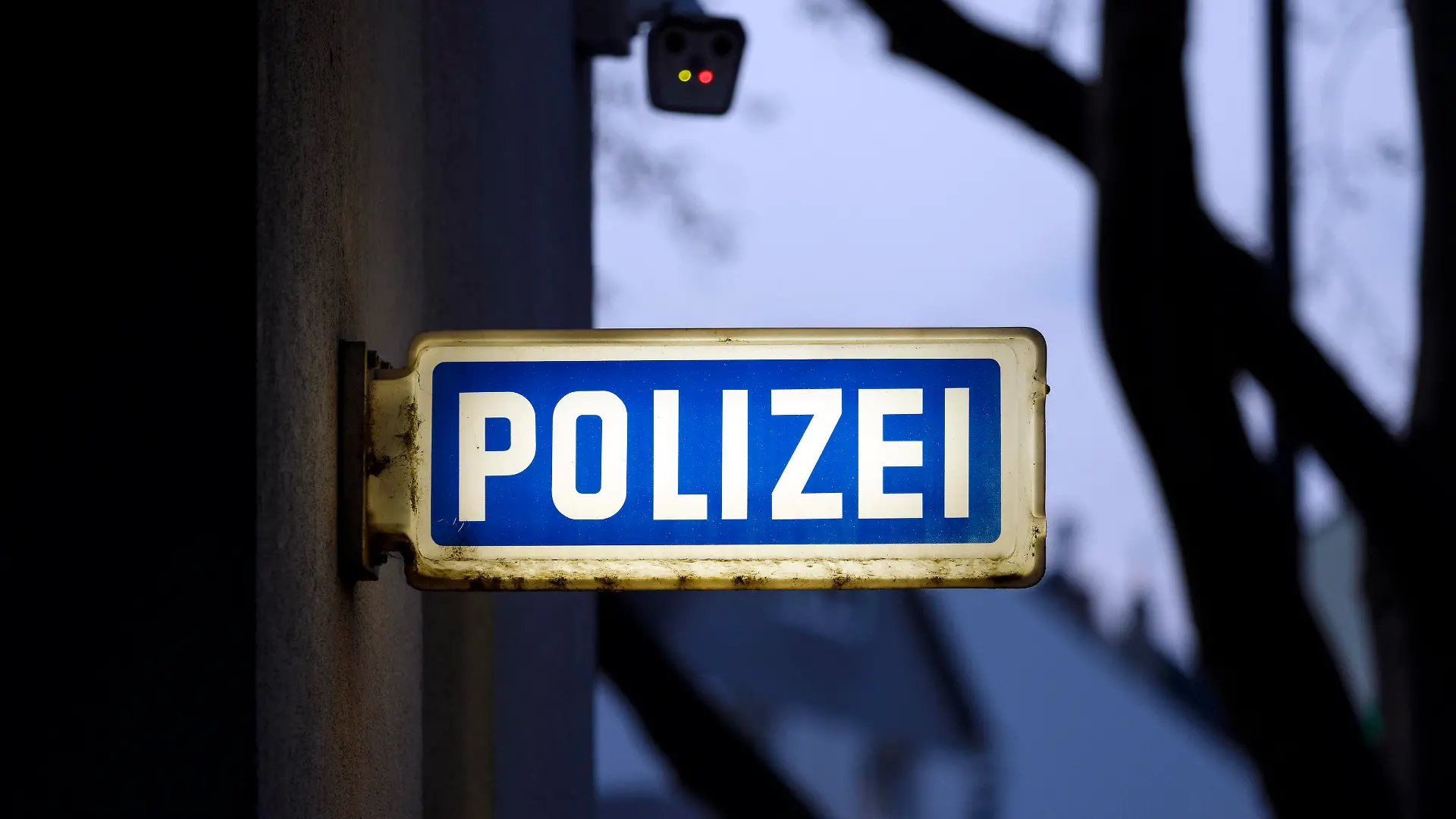 Ein Schild POLIZEI an einer Polizeiwache in der Innenstadt. Themenbild, Symbolbild Köln, 26.04.2021 *** A POLICE sign at a police station in the city centre Theme image, symbol image Cologne, 26 04 2021 Foto:xC.xHardtx/xFuturexImage
