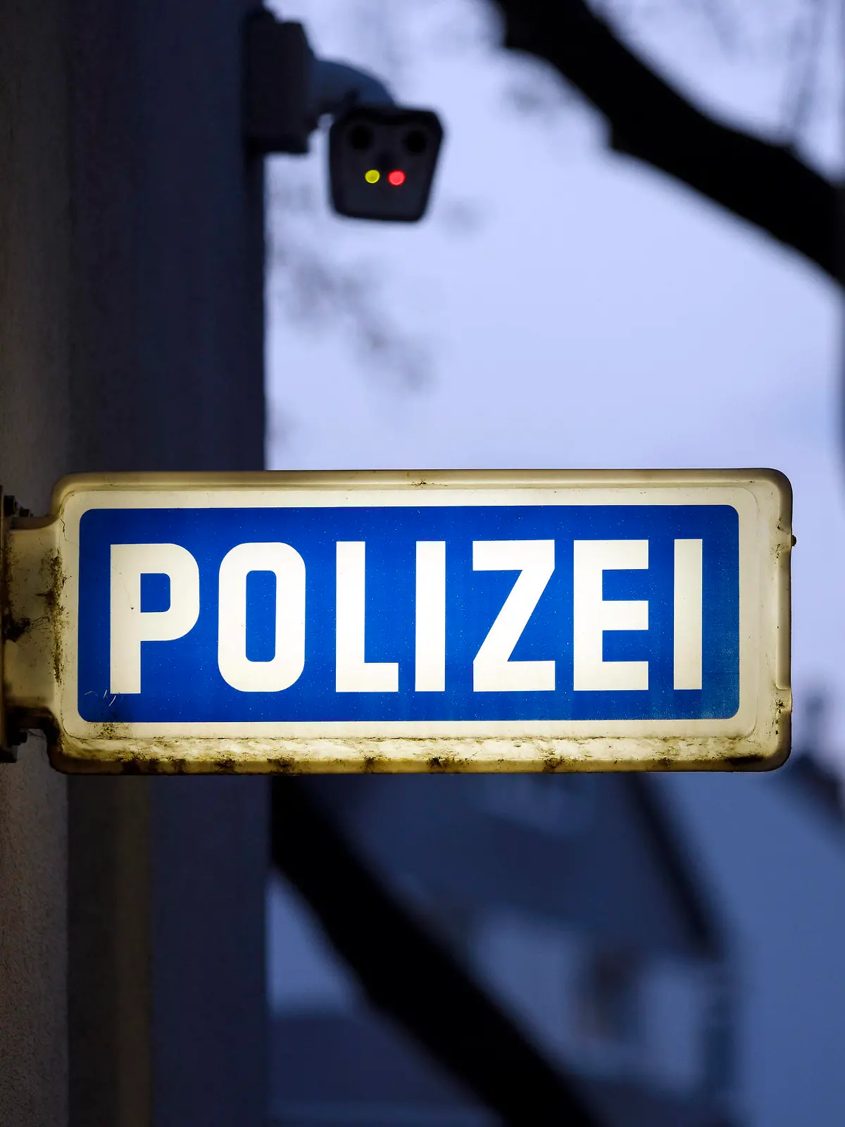  Ein Schild POLIZEI an einer Polizeiwache in der Innenstadt. Themenbild, Symbolbild Köln, 26.04.2021 *** A POLICE sign at a police station in the city centre Theme image, symbol image Cologne, 26 04 2021 Foto:xC.xHardtx/xFuturexImage