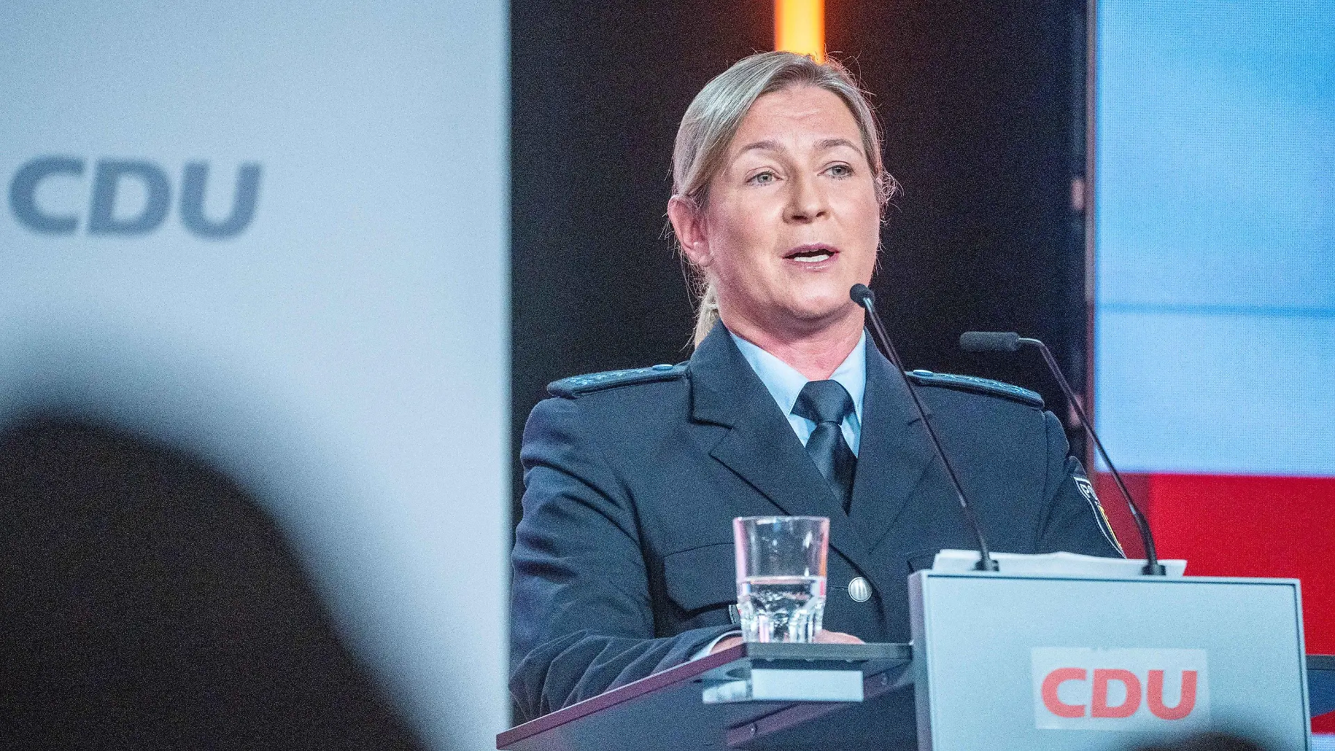 17.06.2023, Berlin: Claudia Pechstein, Olympiasiegerin im Eissschnelllauf, spricht in ihrer Uniform als Bundespolizistin beim CDU-Grundsatzkonvent. Das neue Grundsatzprogramm soll bei einem Bundesparteitag Anfang Mai 2024 verabschiedet werden. Der Konvent gehört zum Prozess zur Erarbeitung des Programmes. Foto: Michael Kappeler/dpa +++ dpa-Bildfunk +++