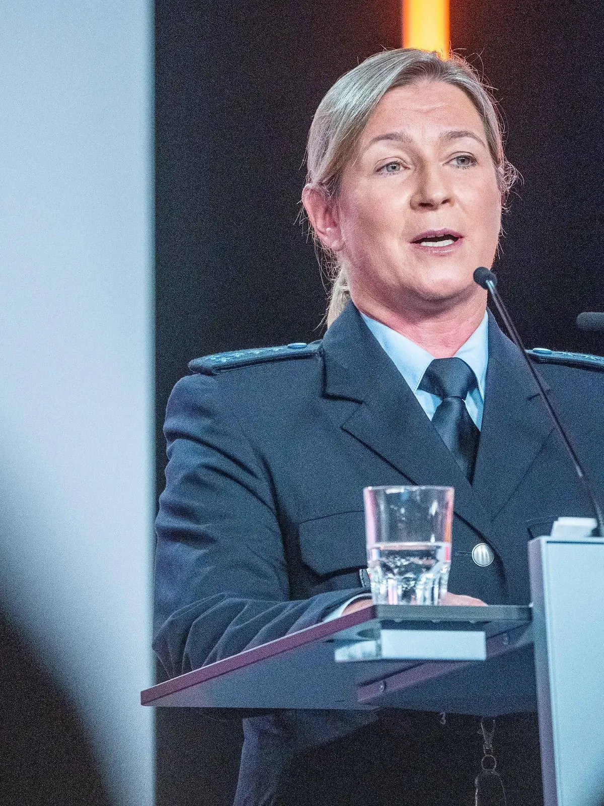 17.06.2023, Berlin: Claudia Pechstein, Olympiasiegerin im Eissschnelllauf, spricht in ihrer Uniform als Bundespolizistin beim CDU-Grundsatzkonvent. Das neue Grundsatzprogramm soll bei einem Bundesparteitag Anfang Mai 2024 verabschiedet werden. Der Konvent gehört zum Prozess zur Erarbeitung des Programmes. Foto: Michael Kappeler/dpa +++ dpa-Bildfunk +++