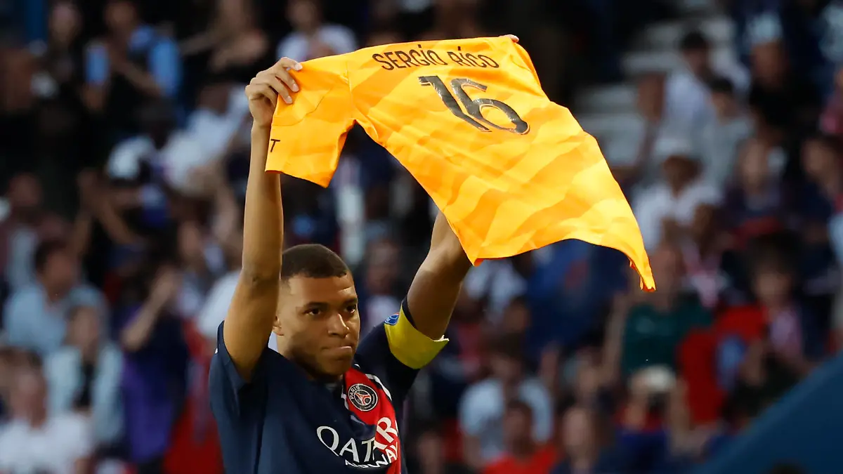 (230604) -- PARIS, June 4, 2023 (action press/Xinhua) -- Paris-Saint Germain's Kylian Mbappe holds a shirt of Sergio Rico, Paris Saint-Germain's goalkeeper who is in serious condition after a horse-riding accident, during the French League 1 football match between Paris-Saint Germain (PSG) and Clermont in Paris, France, June 3, 2023. (Photo by Rit Heize/action press/Xinhua) / action press