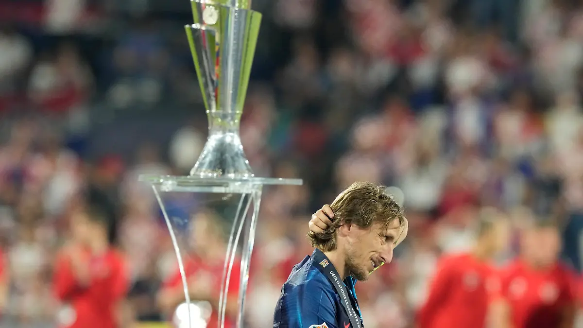18.06.2023, Niederlande, Rotterdam: ußball: Nations League A, Kroatien - Spanien, Play-off-Runde, Finale, im De Kuip Stadion: Der kroatische Nationalspieler Luka Modric geht nach dem Endspiel am Pokal vorbei. Foto: Martin Meissner/AP +++ dpa-Bildfunk +++