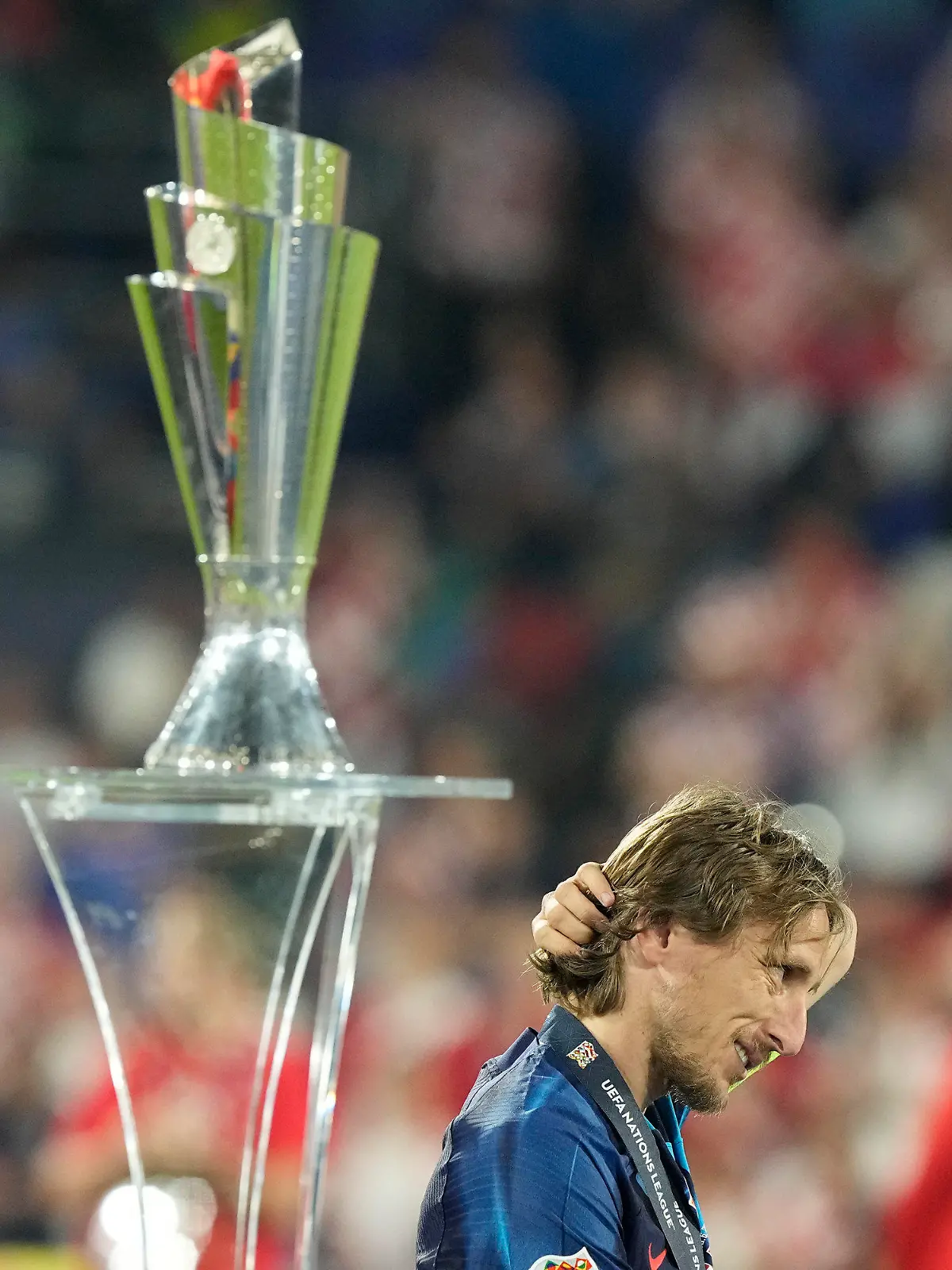 18.06.2023, Niederlande, Rotterdam: ußball: Nations League A, Kroatien - Spanien, Play-off-Runde, Finale, im De Kuip Stadion: Der kroatische Nationalspieler Luka Modric geht nach dem Endspiel am Pokal vorbei. Foto: Martin Meissner/AP +++ dpa-Bildfunk +++
