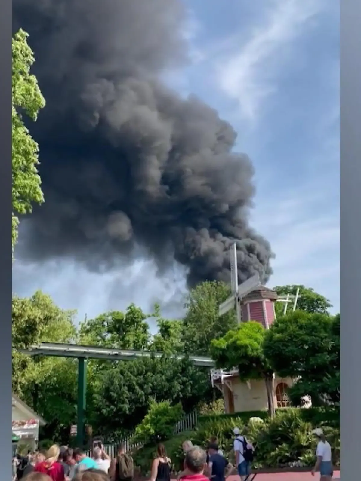 Im Europa-Park Rust ist ein Brand ausgebrochen: Über Deutschlands größtem Freizeitpark steigt eine pechschwarze Rauchwolke auf, Besucher wollen zuvor einen lauten Knall gehört haben.