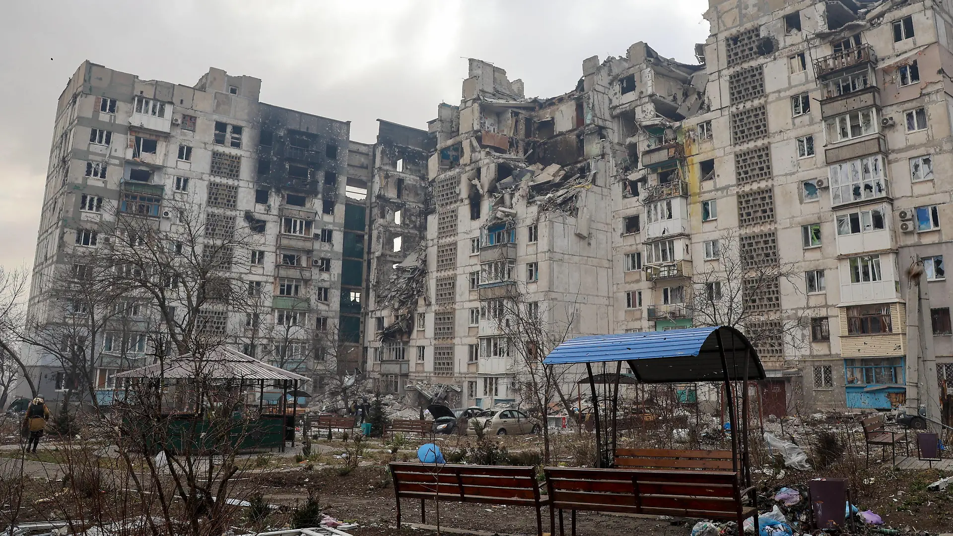  DONETSK REGION, UKRAINE - MARCH 27, 2022: A destroyed apartment block in the city of Mariupol. Tension began to escalate in Donbass on 17 February, with the Donetsk and the Lugansk People s Republics reporting the most intense shellfire in months. The Russian Armed Forces are carrying out a special military operation in Ukraine in response to requests from the leaders of the Donetsk and the Lugansk People s Republics. Valentin Sprinchak/TASS PUBLICATIONxINxGERxAUTxONLY TS129DB3