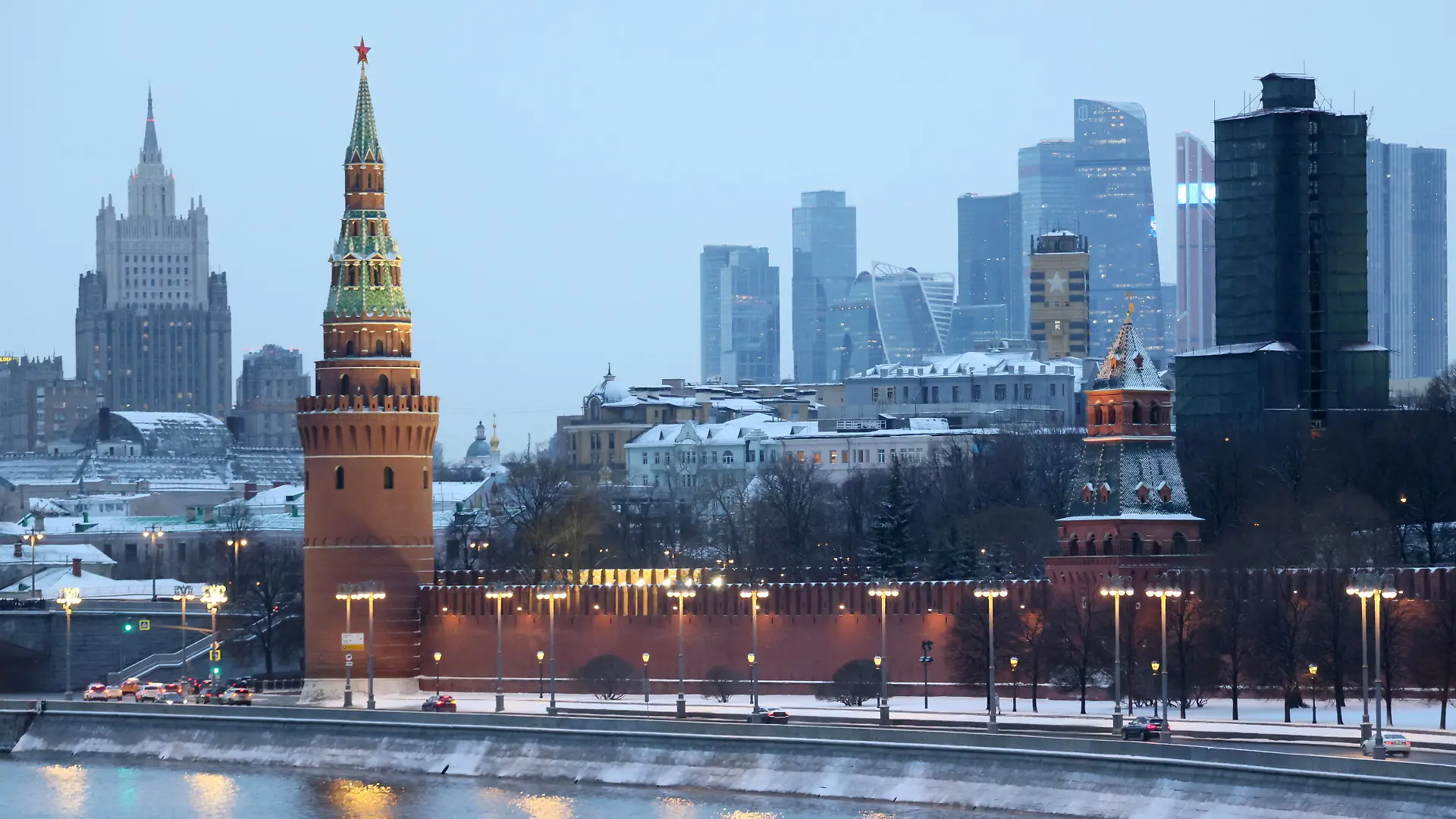 MOSCOW, RUSSIA - MARCH 28, 2022: A view of Kremlyovskaya Embankment during a snowfall. Mikhail Metzel/TASS PUBLICATIONxINxGERxAUTxONLY TS129EE2