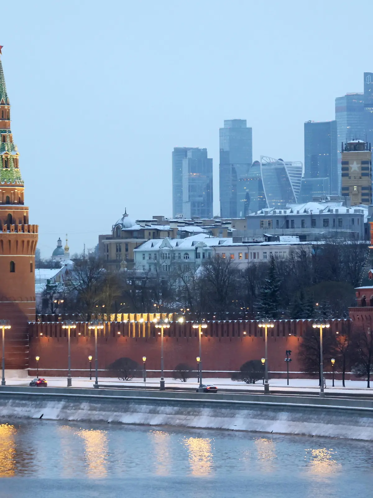 MOSCOW, RUSSIA - MARCH 28, 2022: A view of Kremlyovskaya Embankment during a snowfall. Mikhail Metzel/TASS PUBLICATIONxINxGERxAUTxONLY TS129EE2
