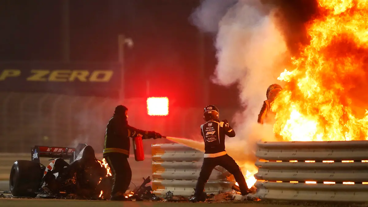 Sport Themen der Woche KW48 2020 Bahrain GP BAHRAIN INTERNATIONAL CIRCUIT, BAHRAIN - NOVEMBER 29: Romain Grosjean, Haas F1, emerges from flames after a horrific crash on the opening lap of the Bahrain Grand Prix, Marshals attend the accident during the Bahrain GP at Bahrain International Circuit on Sunday November 29, 2020 in Sakhir, Bahrain. Photo by Andy Hone / LAT Images Images PUBLICATIONxINxGERxSUIxAUTxHUNxONLY GP2015_151352_ONZ0009