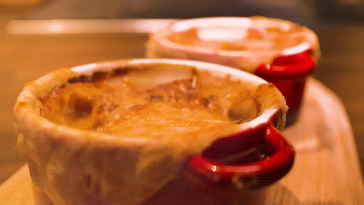So sieht die fertige Zwiebelsuppe aus.