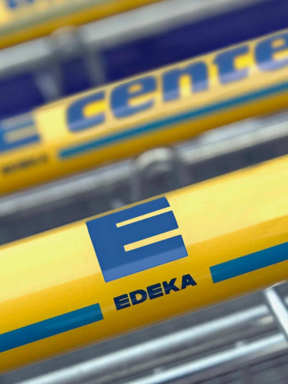 Einkaufswagen mit dem Edeka-Logo Copyright: Edeka.Bemerkung: Der Abdruck erfolgt honorarfrei. Edeka Zentrale AG und Co. KG…ffentlichkeitsarbeit/Marliese KalthoffNew-York-Ring 622297 HamburgTelefon: +49 (0)40-63 77 25 33marliese.kalthoff@edeka.de                               