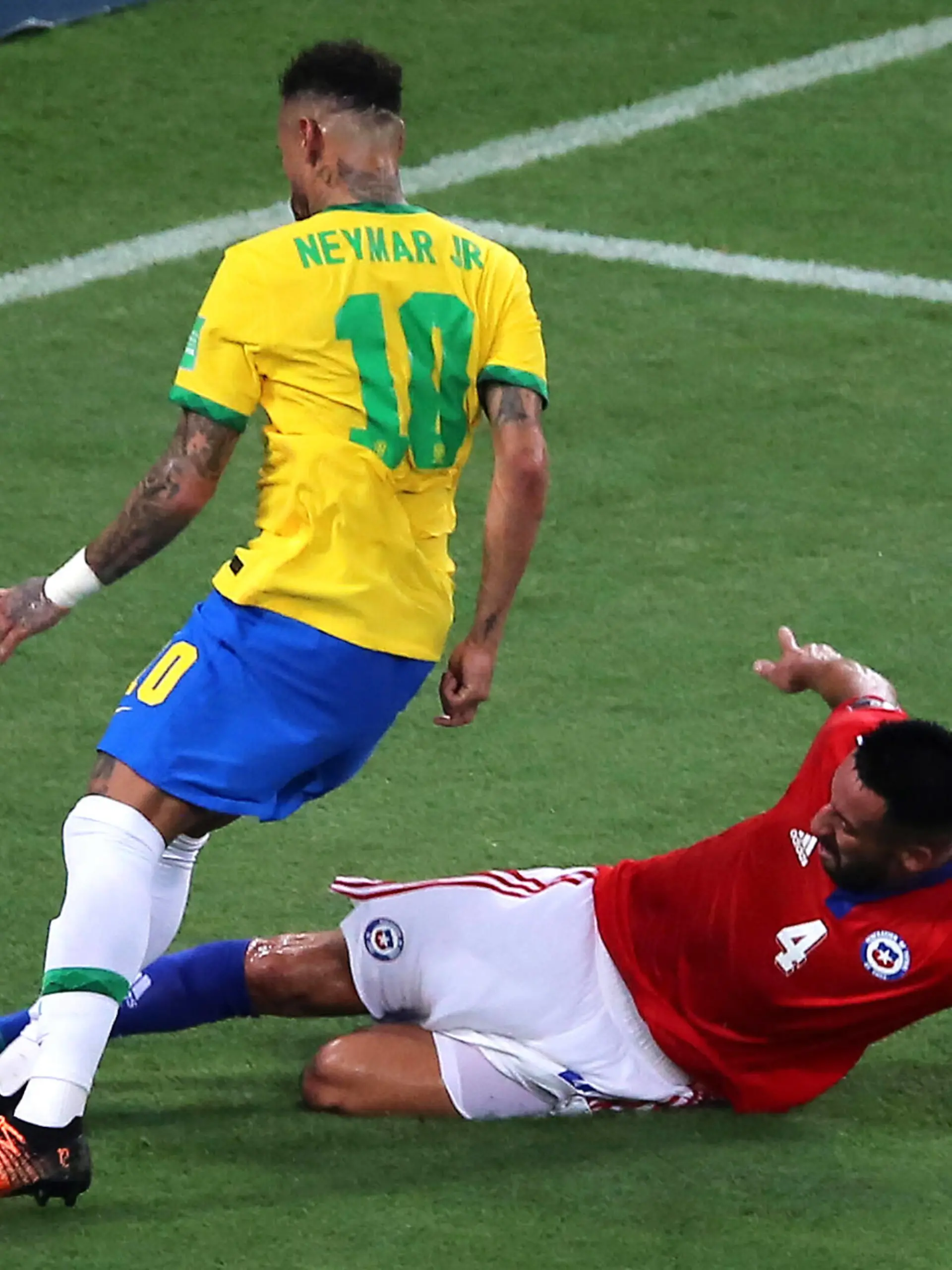  Futbol, Brasil vs Chile. Clasificatorias al mundial de Catar 2022. El jugador de Brasil Neymar Junior, izquierda, disputa el balon contra Mauricio Isla de Chile durante el partido por las clasificatorias al Mundial de Catar 2022 realizado en el Estadio Maracana Rio de Janeiro, Brasil. 24/03/2022 Heuler Andrey/DiaEsportivo/Photosport Football, Brazil vs Chile. 2022 World cup Qatar qulifying match. Brazil player Neymar Junior, left, battles the ball against Mauricio Isla of Chile during the 2022 Qatar World Cup qualifier football match at Maracana stadium Rio de Janeiro, Brasil. 03/24/2022 Heuler Andrey/DiaEsportivo/Photosport Brasil vs Chile, eliminatorias a Catar 2022