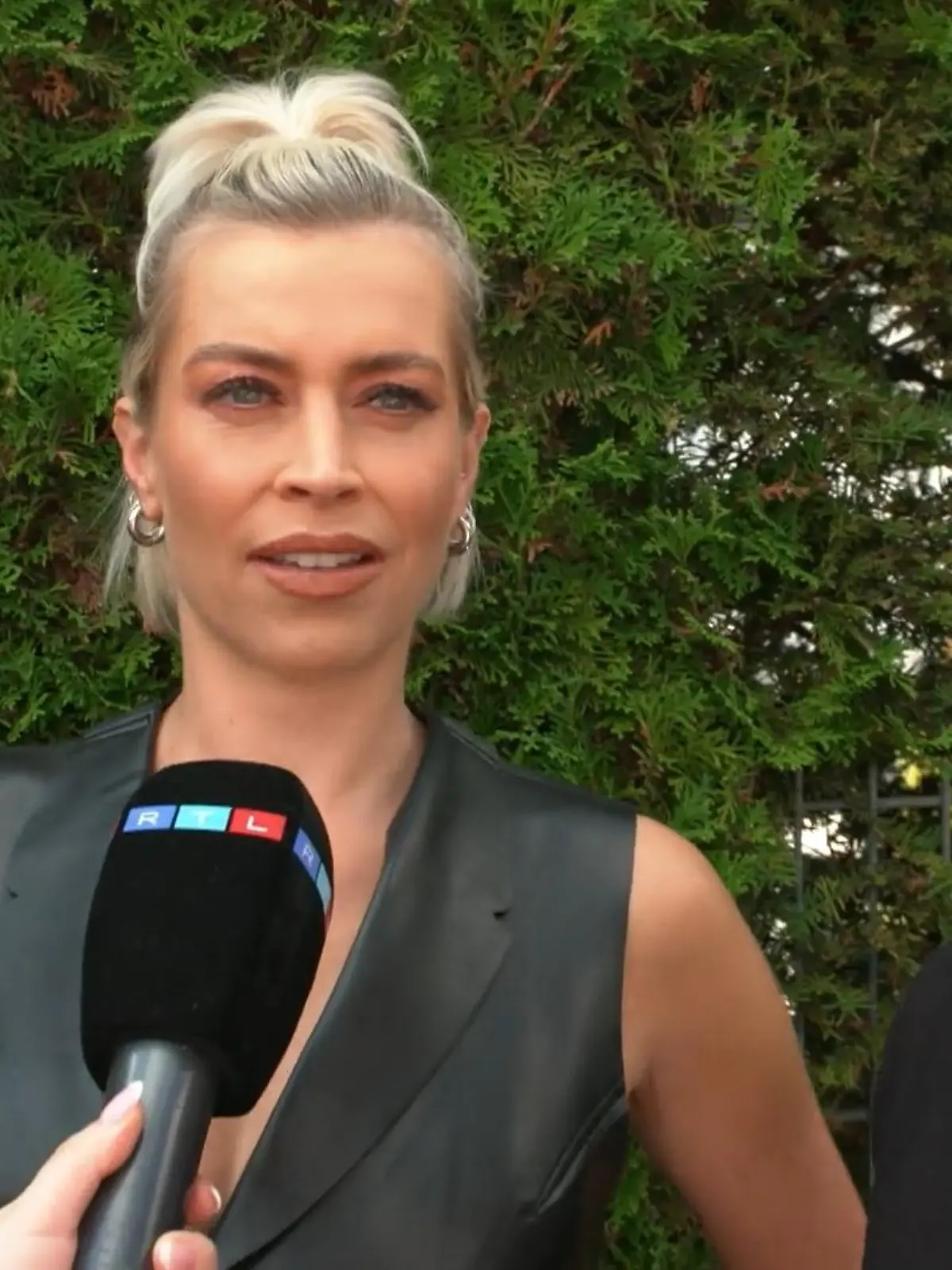Wo Verena Kerth (42) und Marc Terenzi (45) auch aufschlagen – immer sind sie da, die prüfenden Blicke der Außenwelt. Hat sie etwa ein blaues Auge? Bahnt sich hier ein neuer Streit an zwischen den beiden, der eskalieren könnte? Das Glamour-Pärchen kennt das nach zwanzig Jahren im Showbiz nur zu gut. Aber nach dieser Woche MÜSSEN sie Stellung beziehen – und zeigen Reue!