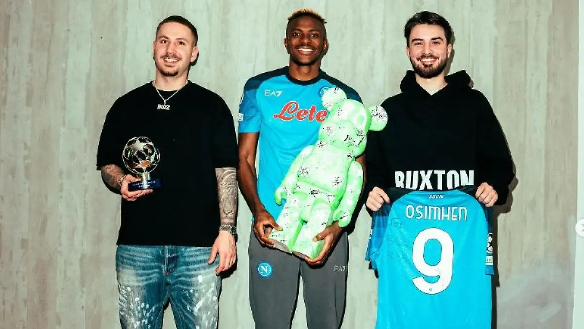 Moritz (l.) und Luka mit Victor Osimhen (M.)